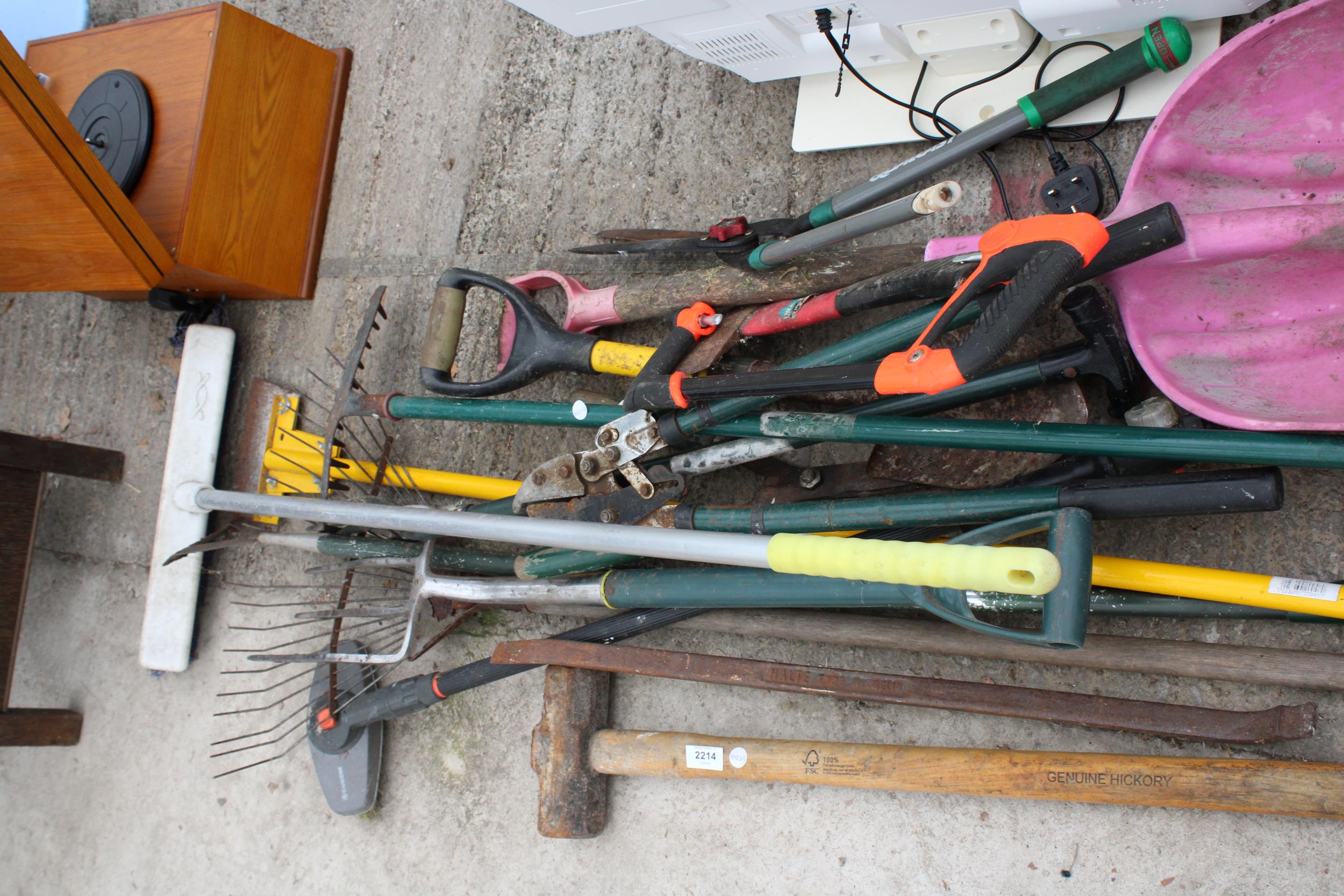 AN ASSORTMENT OF GARDEN TOOLS TO INCLUDE CROW BARS, RAKES AND A SLEDGE HAMMER ETC - Image 2 of 2