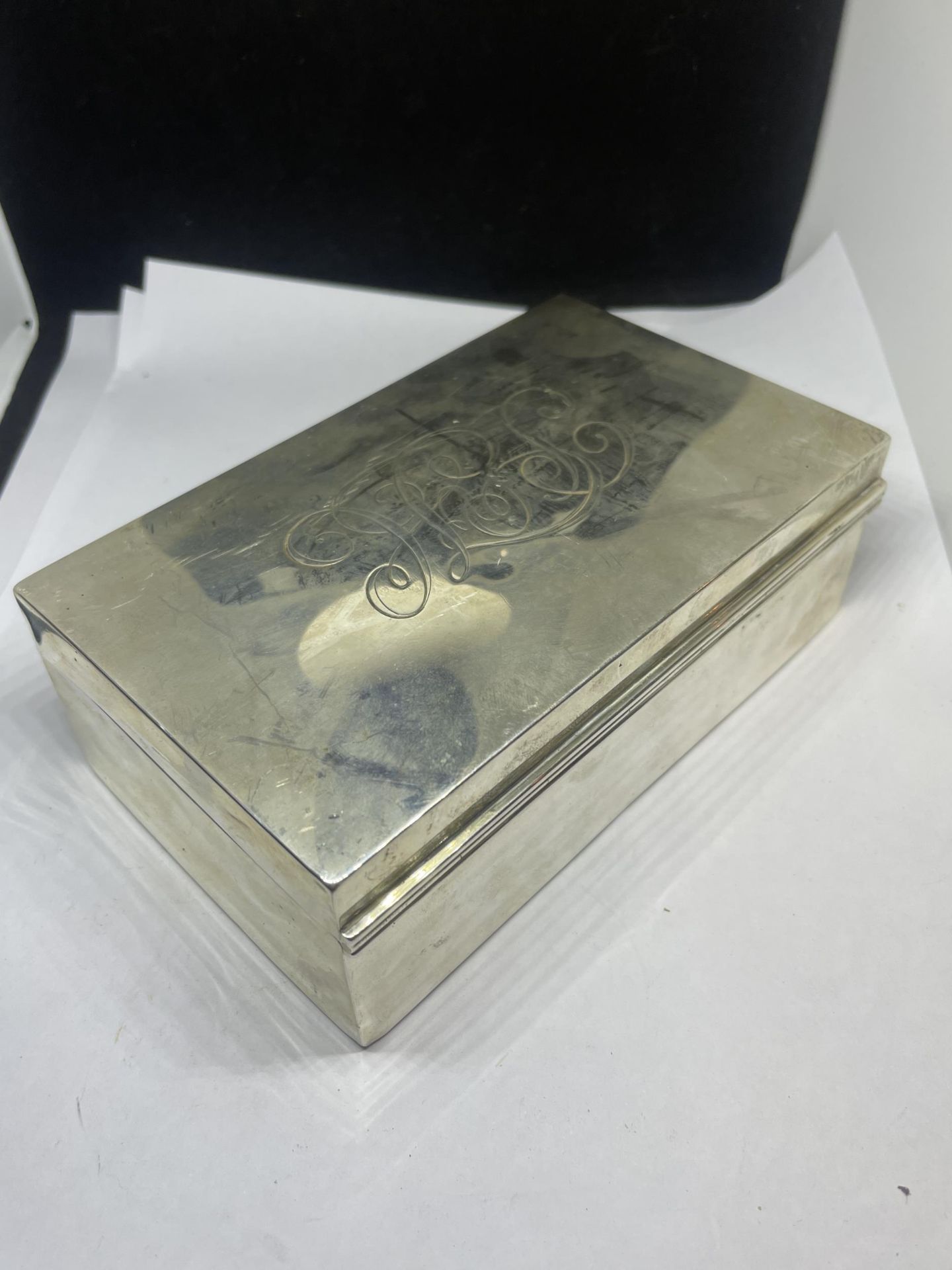 A HALLMARKED LONDON SILVER CIGARETTE BOX ENGRAVED TO LID AND WOOD LINED - Image 3 of 5