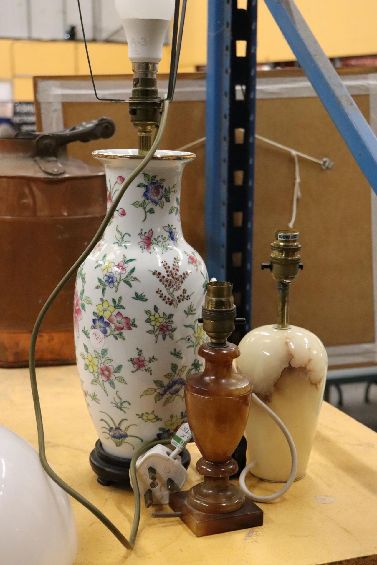 A MIXED LOT LAMPS TO INCLUDE A ONYX BASE, ALABASRER ETC - Image 4 of 12