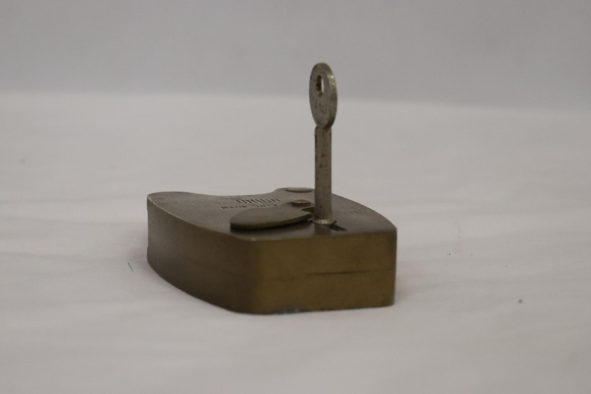 A VINTAGE BRASS UNION PADDLOCK AND KEY - 5 INCH TALL - Image 2 of 5