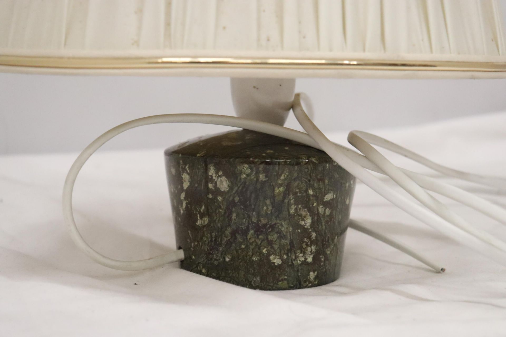 A TABLE LAMP HEIGHT 32CM BELIEVED TO BE MADE FROM CORNISH SERPENTINE FROM THE LIZARD PENINSULA - Bild 6 aus 6