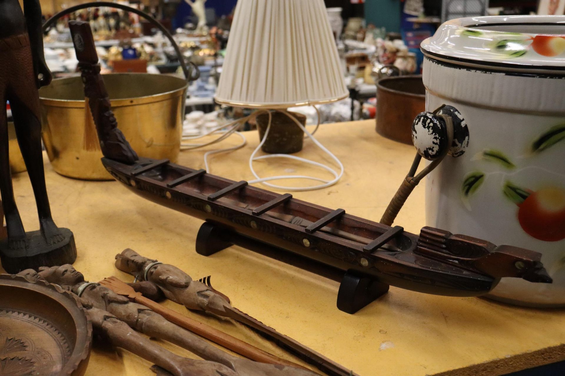 A MIXED LOT OF WOODEN SCULPTURES TO INCLUDE BOWL, UTENSILS, HAND CARVED WOODEN BOAT ETC - Image 5 of 10