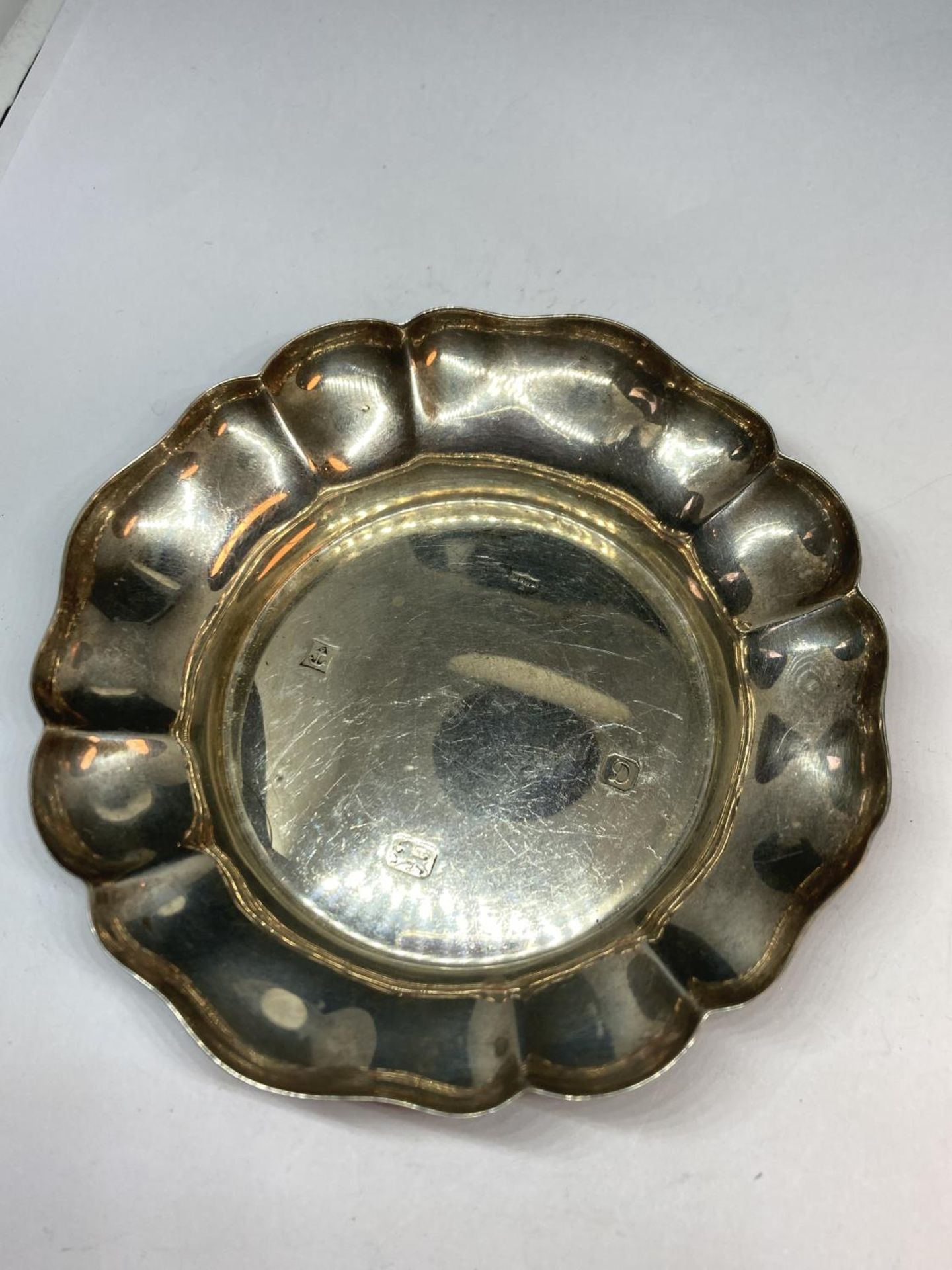 A HALLMARKED BIRMINGHAM SILVER CIRCULAR DISH WITH FLUTED EDGE GROSS WEIGHT 75.1 GRAMS - Image 2 of 4