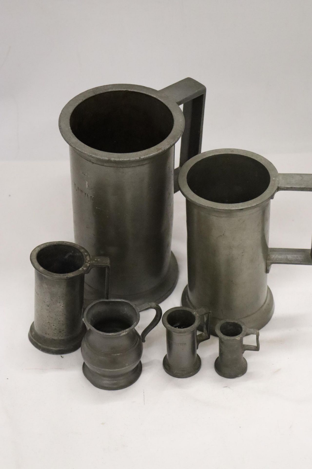 A COLLECTION OF ANTIQUE FRENCH PEWTER TANKARDS OF VARYING SIZES - 6 IN TOTAL - Image 2 of 10