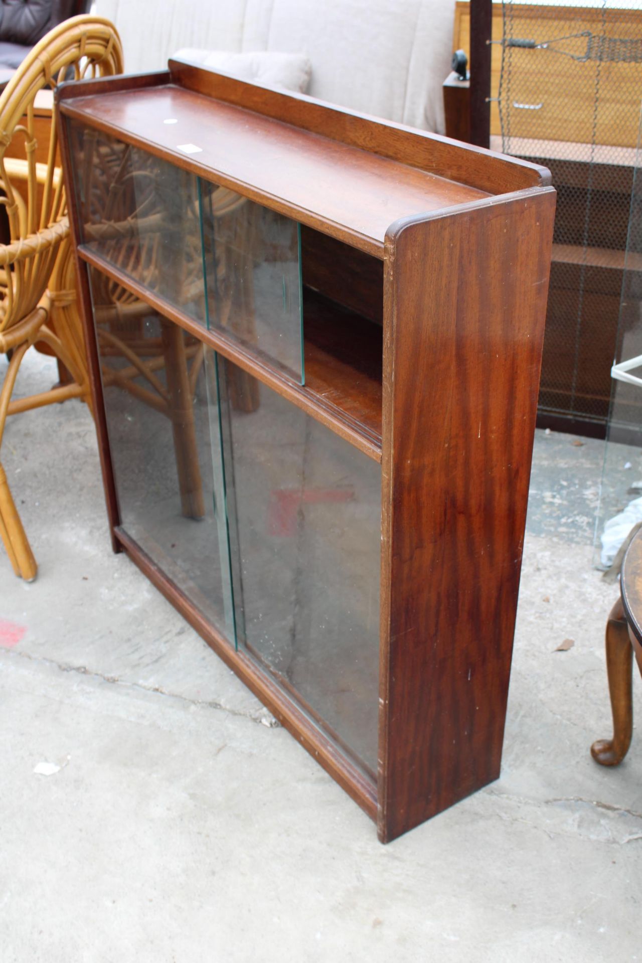 A MID 20TH CENTURY MAHOGANY BOOKCASE WITH FOUR SLIDING DOORS 36" WIDE - Image 2 of 2