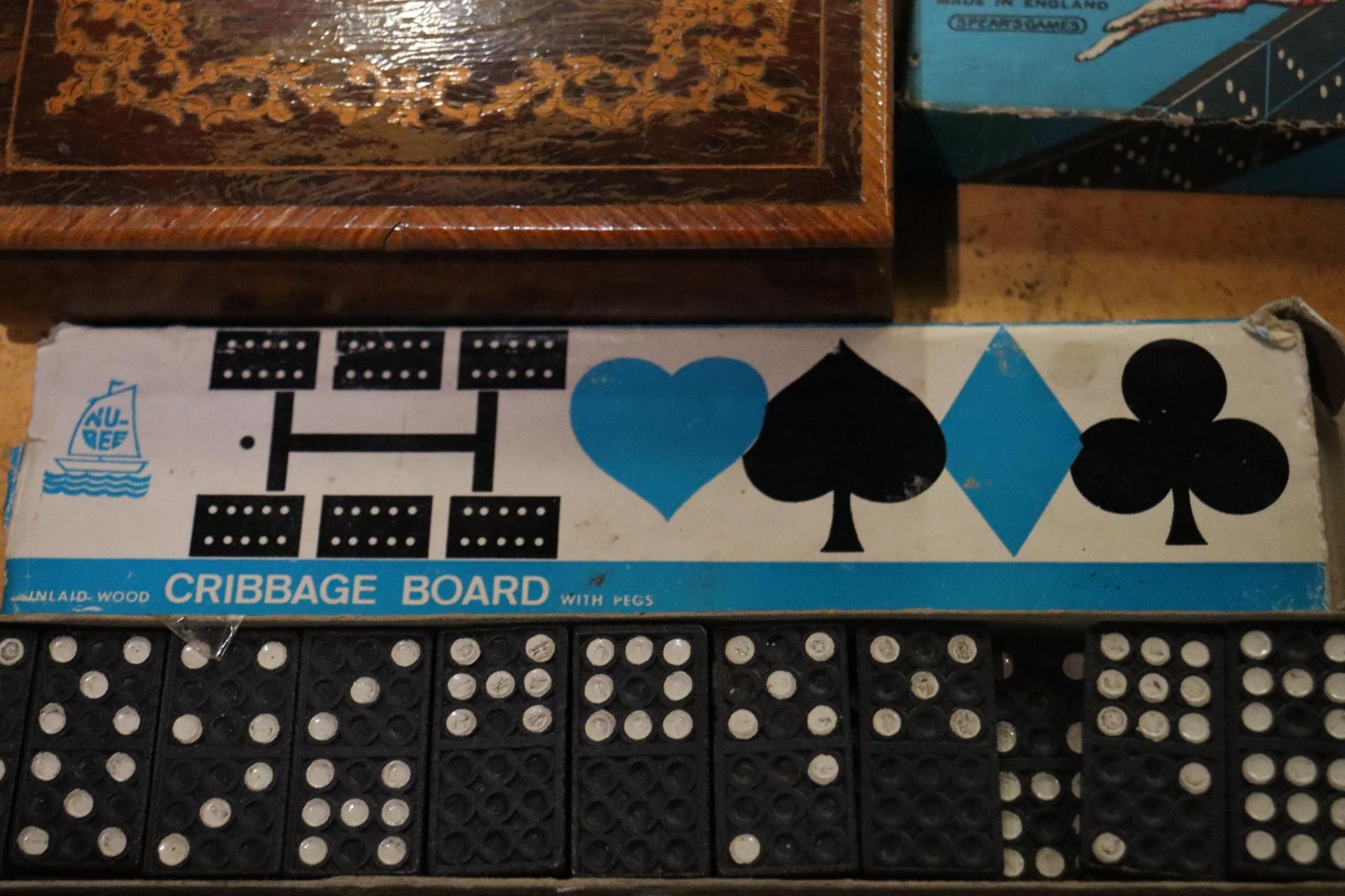A QUANTITY OF GAMES TO INCLUDE CRIBBAGE BOARDS, DOMINOES, DRAUGHTS, ETC., - Bild 8 aus 8