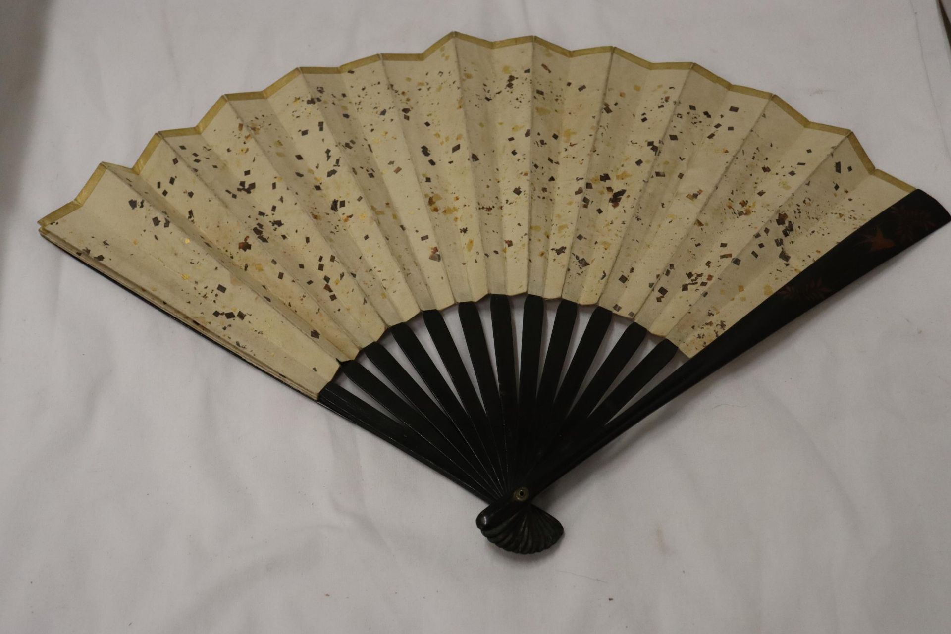 A CHINESE FAN WITH EMBROIDERED FLORAL DECORATION - Image 5 of 6