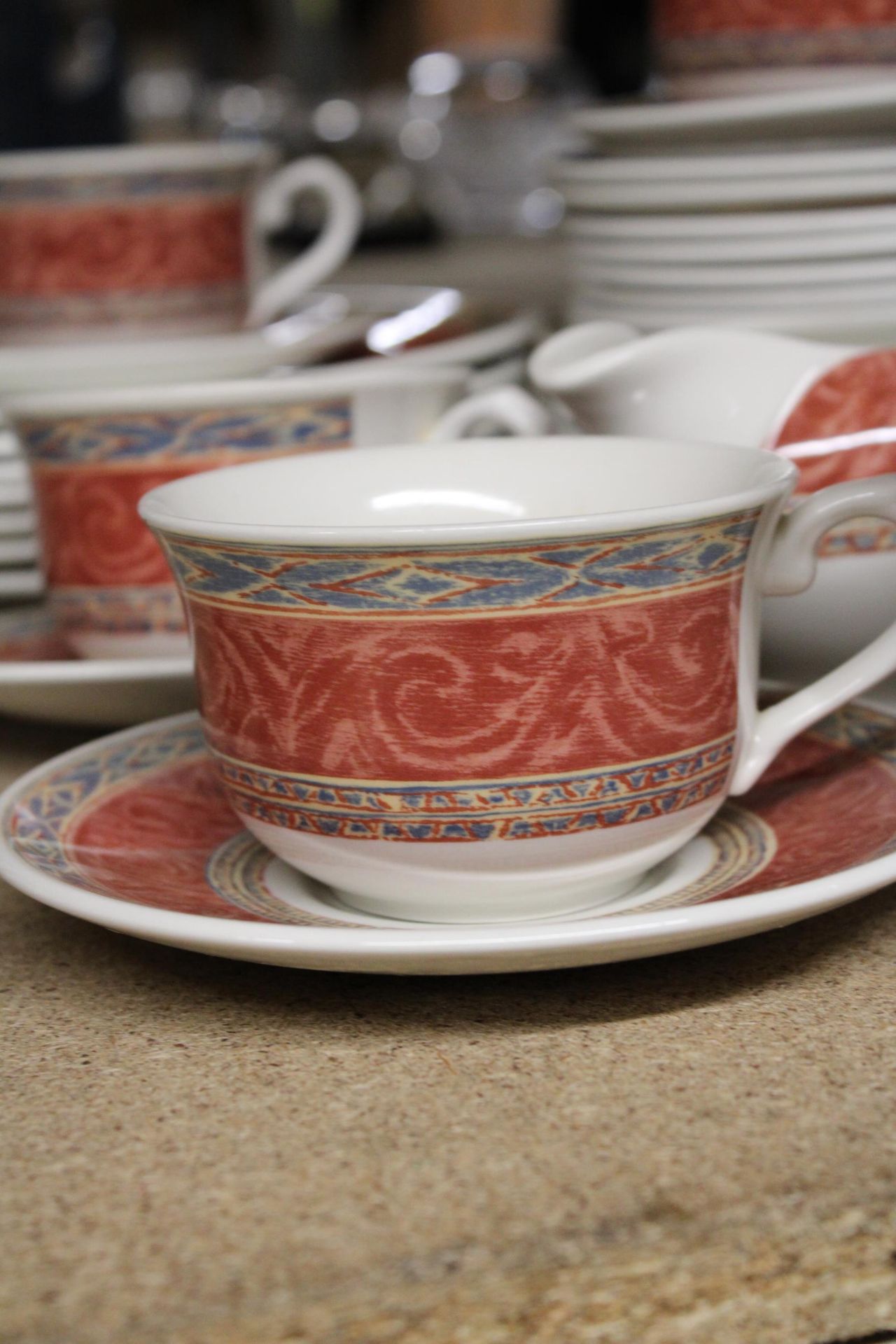 A CHURCHILL PART DINNER SERVICE TO INCLUDE VARIOUS SIZES OF PLATES, BOWLS, TWO TEAPOTS, SAUCE - Image 5 of 5