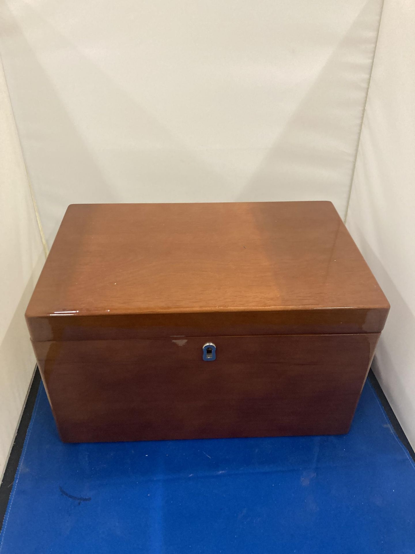 A JEWELLERY BOX WITH LIFT UP MIRROR LID AND TWO INNER TRAYS - Image 4 of 4