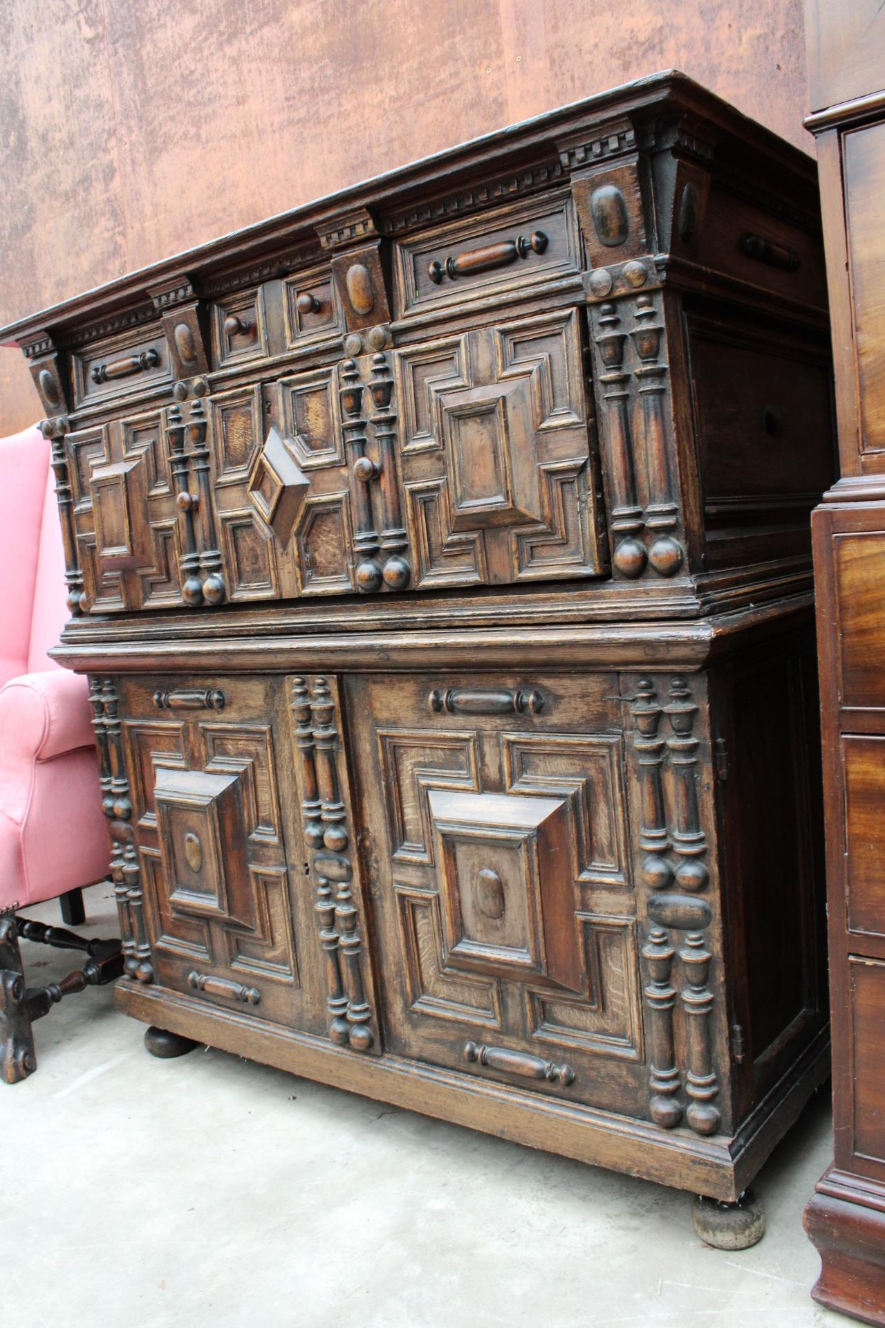 AN OAK CHARLES I STYLE CHEST OF DRAWERS WITH CUPBOARD TO BASE ENCLOSING TWO NINE BOTTLE - Image 2 of 5