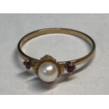 A 9 CARAT GOLD RING WITH SINGLE PEARL AND TWO RED STONES GROSS WEIGHT 1.09 GRAMS SIZE P