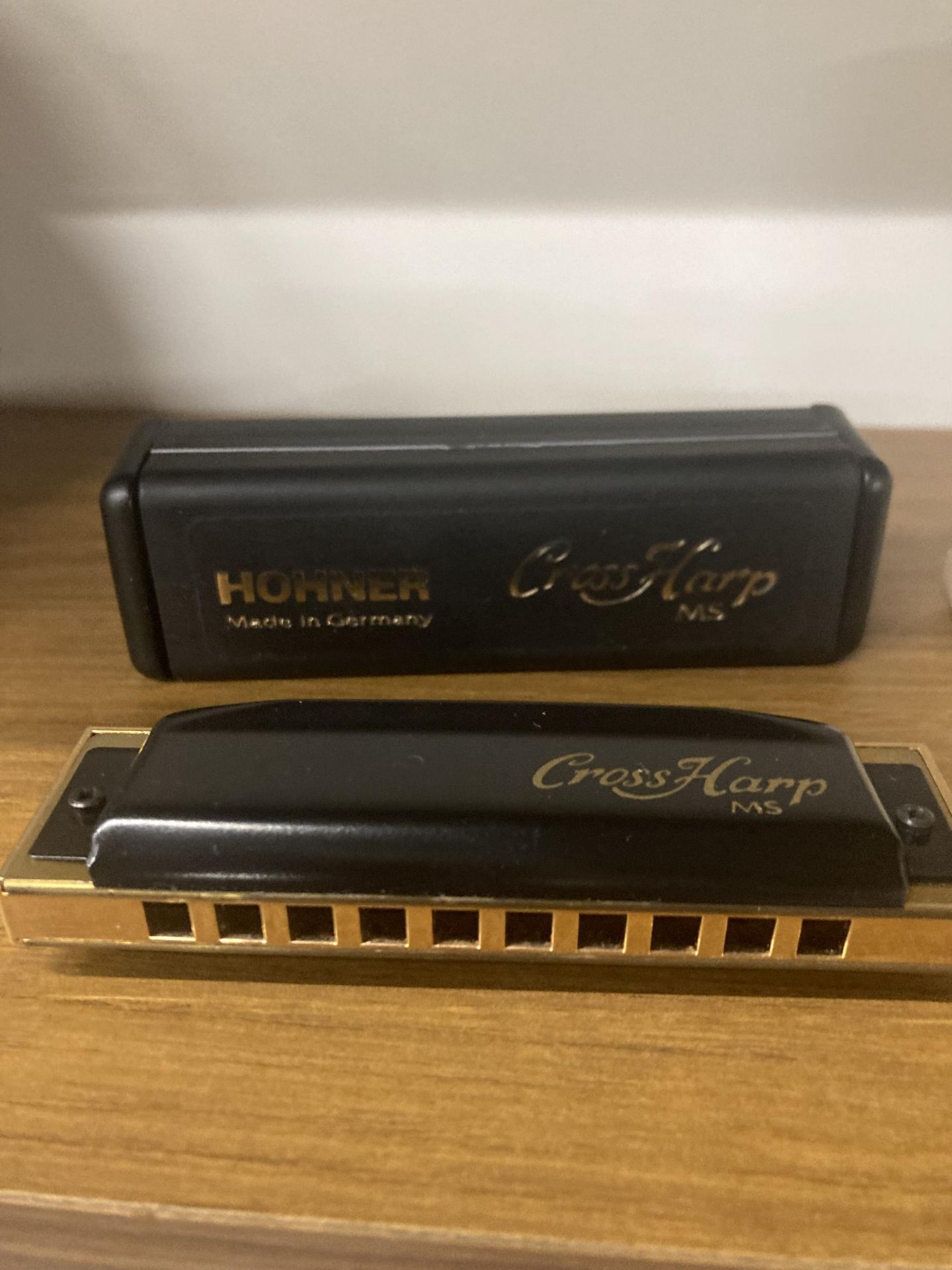 TWO HARMONICAS TO INCLUDE A HOHNER CROSS HARP MS IN KEY F AND A HOHNER BIG RIVER HARP IN KEY C - Bild 2 aus 3