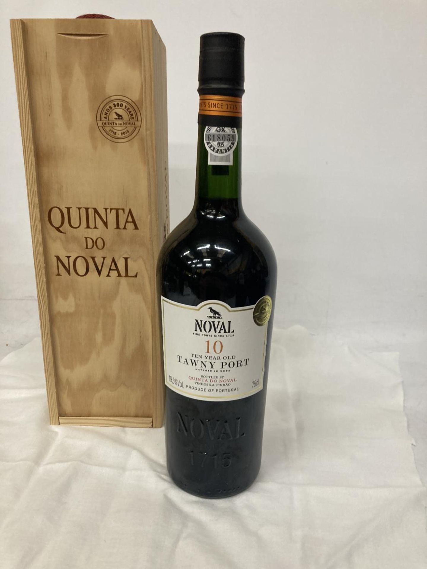 A 75CL BOTTLE OF NOVAL 10 YEAR OLD TAWNY PORT IN A WOODEN BOX