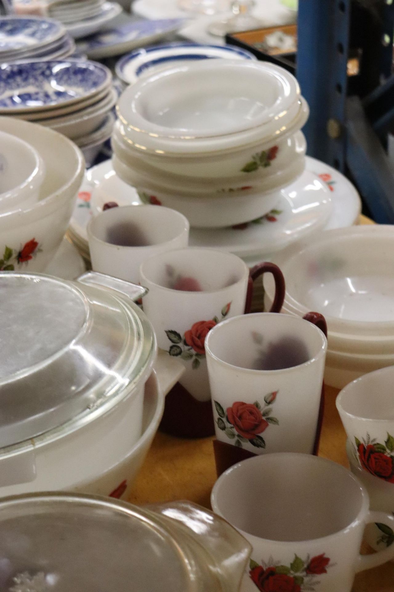 A LARGE QUANTITY OF PYREX TO INCLUDE LIDDED SERVING BOWLS, CUPS, PLATES, SAUCERS, ETC., - Image 5 of 8