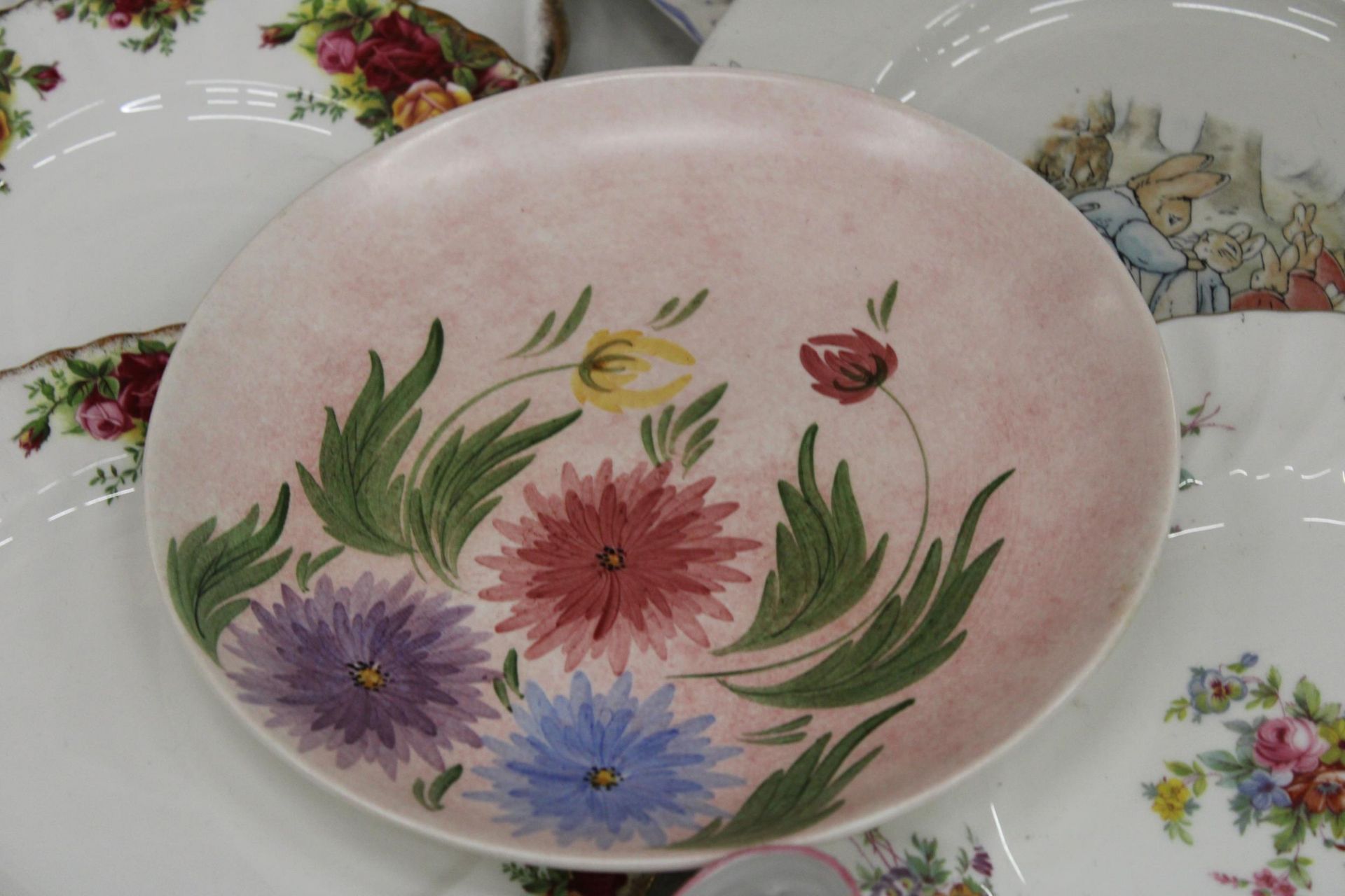 A QUANTITY OF VINTAGE PLATES TO INCLUDE ROYAL ALBERT 'OLD COUNTRY ROSES', PETER RABBIT, A CAKE - Image 3 of 6