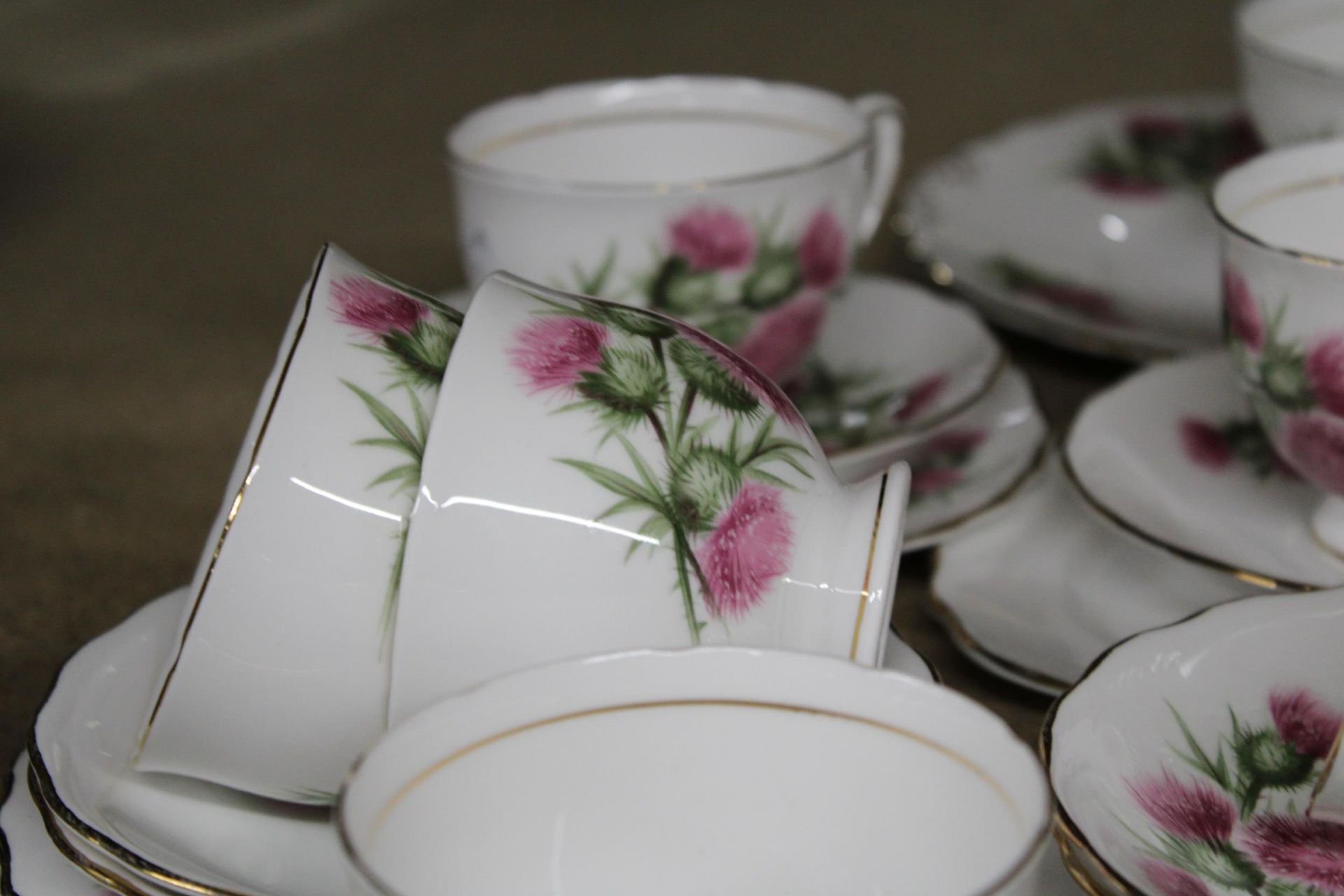 A COLCLOUGH ROSE PATTERNED PART CHINA TEASET, TO INCLUDE A CAKE PLATE, SUGAR BOWL, CUPS, SAUCERS AND - Bild 4 aus 5