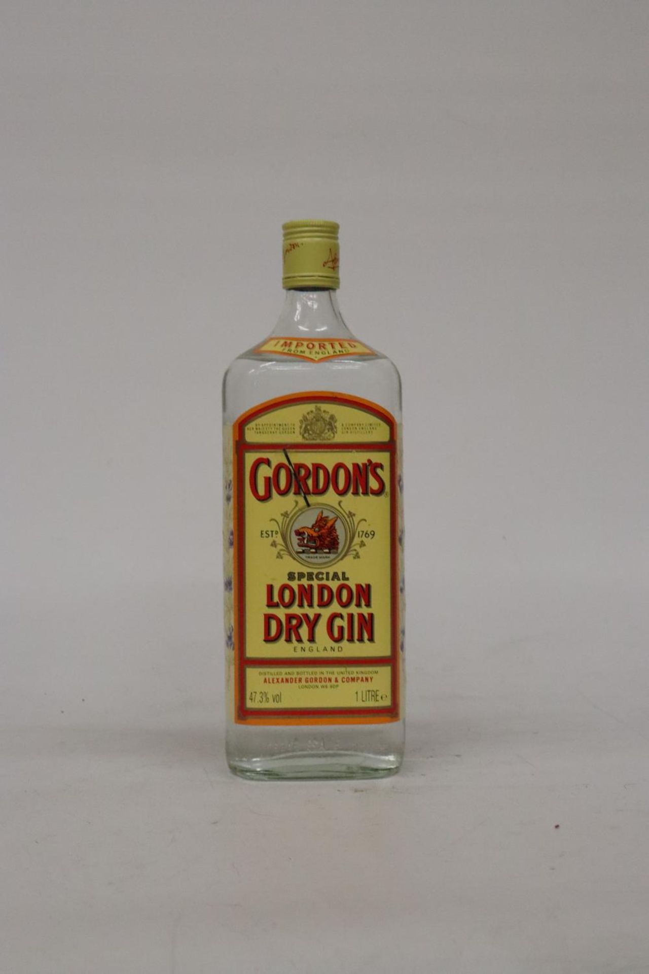 A 1L BOTTLE OF OF GORDONS LONDON DRY GIN