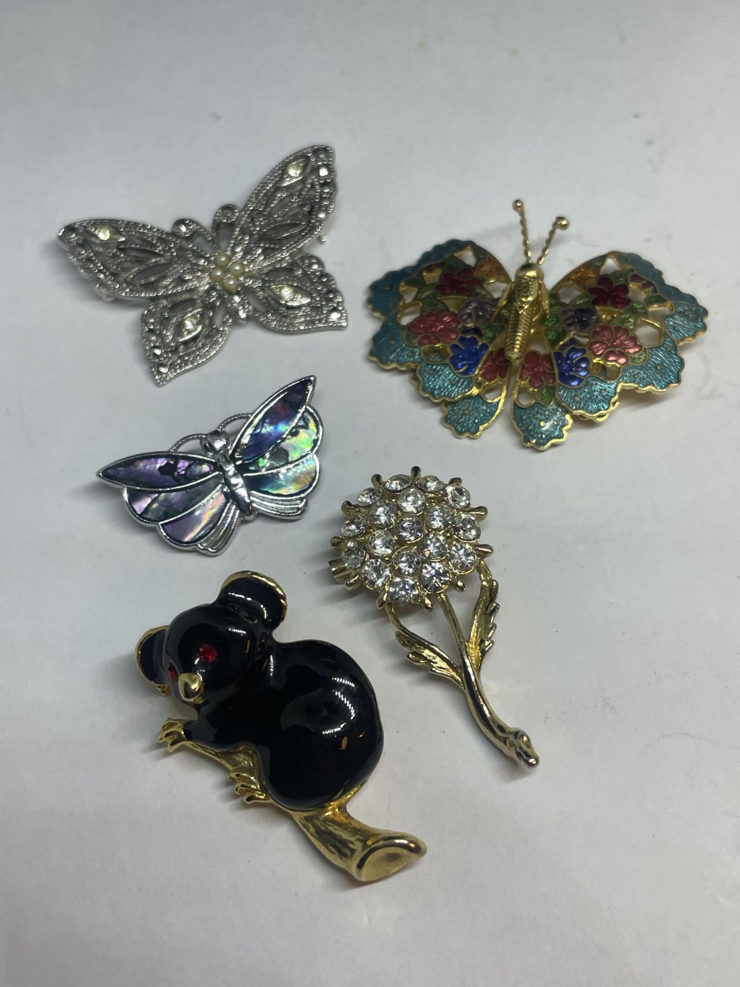 NINE VARIOUS BROOCHES TO INCLUDE FROGS AND BUTTERFLIES - Image 2 of 3