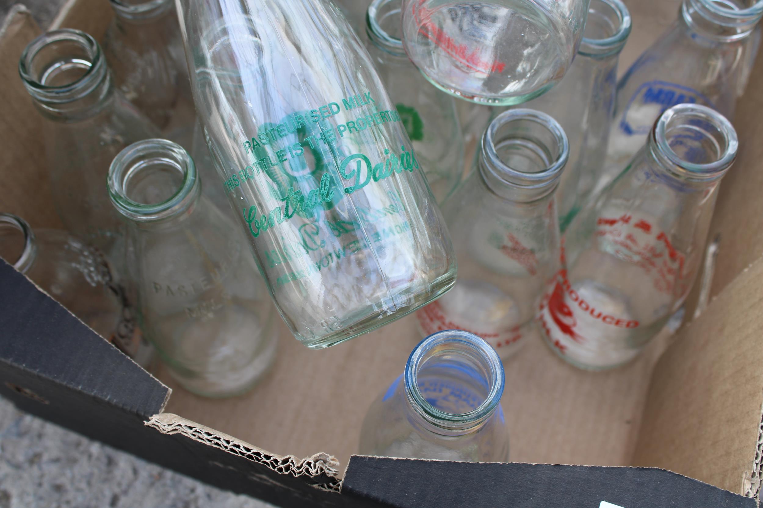 AN ASSORTMENT OF VINTAGE BRANDED ADVERTISING MILK BOTTLES - Image 3 of 3