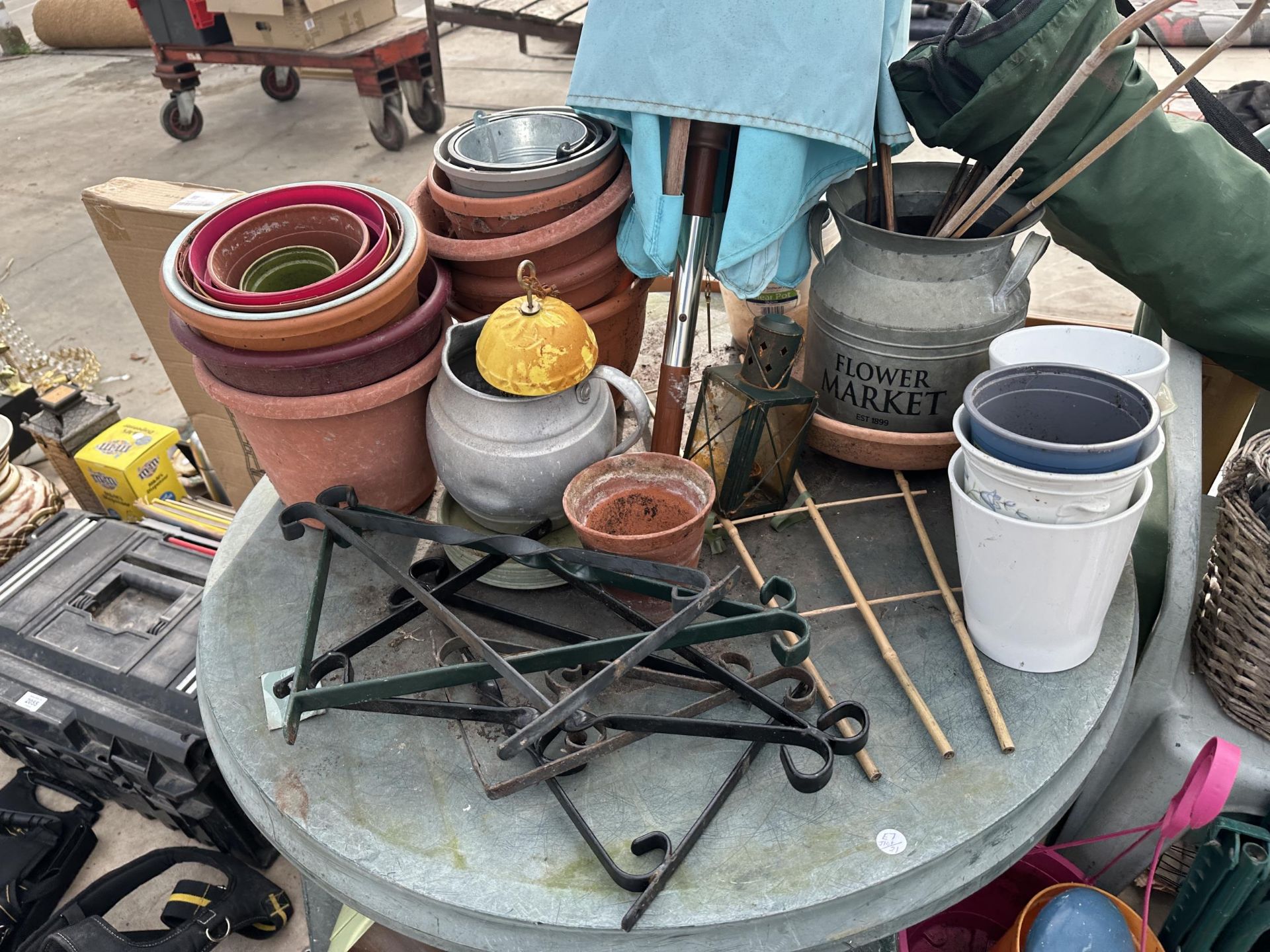 A LARGE ASSORTMENT OF GARDEN ITEMS TO INCLUDE A PLASTIC TABLE, HANGING BASKET BRACKETS, PLANTERS AND - Image 2 of 4