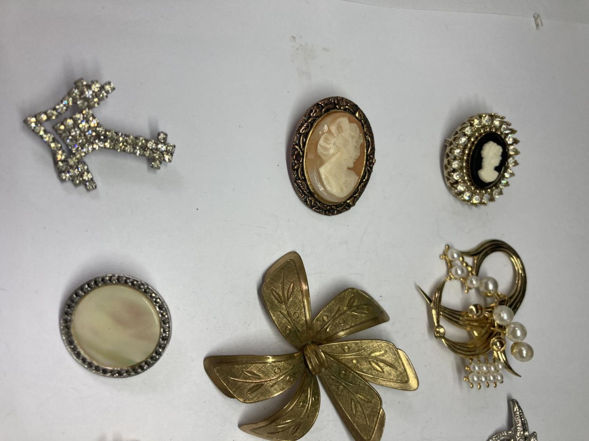 TEN VARIOUS BROOCHES - Image 2 of 3