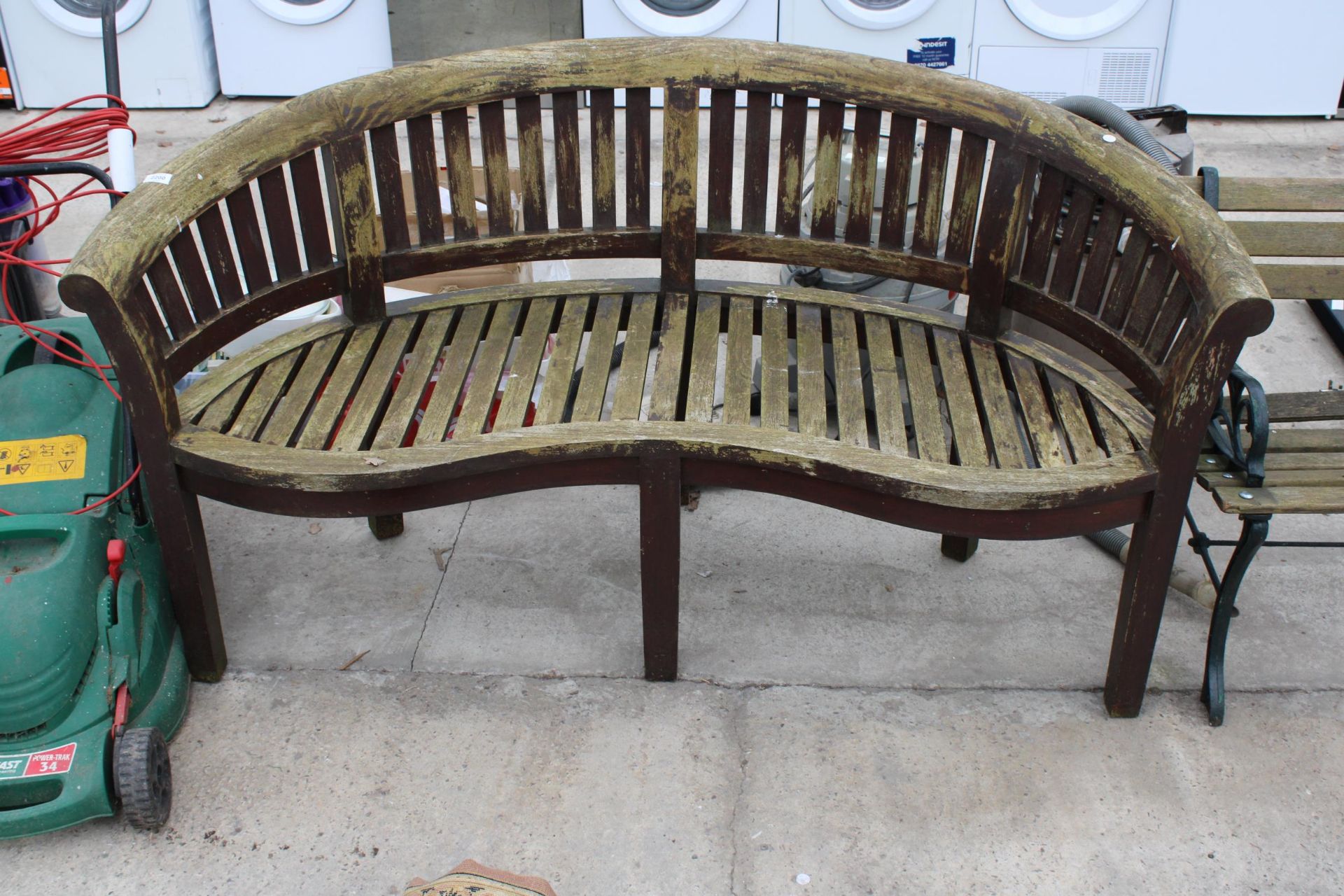 A WOODEN SLATTED CURVED GARDEN BENCH - Image 2 of 2