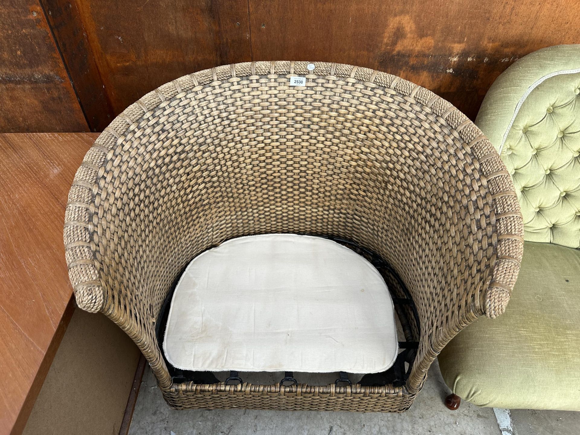 A RATTAN CONSERVATORY CHAIR WITH SWEPT BACK - Bild 3 aus 4
