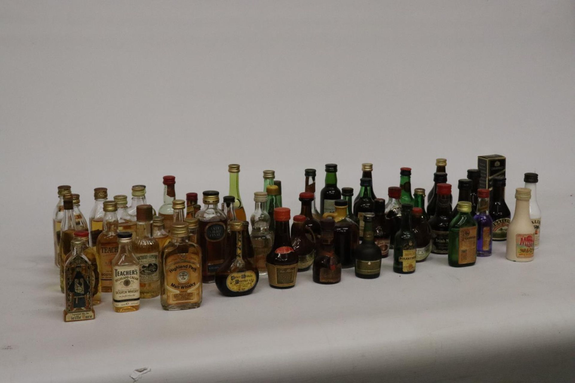 A LARGE QUANTITY OF MINIATURE BOTTLES OF ALCOHOL - Image 9 of 10