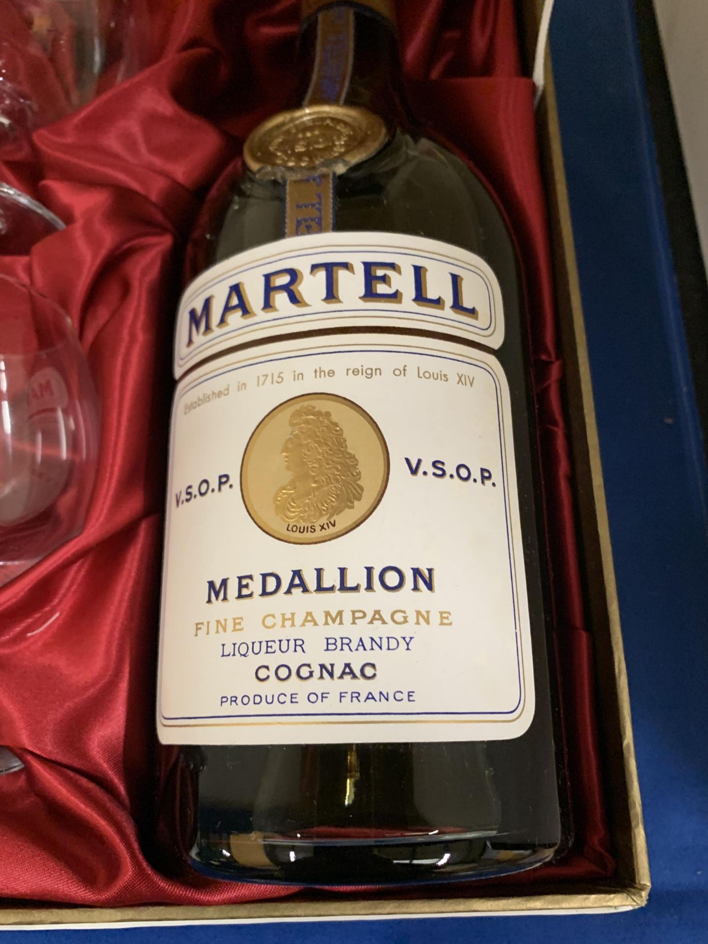 A BOXED BOTTLE OF MARTELL MEDALLION FINE CHAMPAGNE LIQUEUER BRANDY COGNAC WITH TWO GLASSES - Bild 3 aus 5