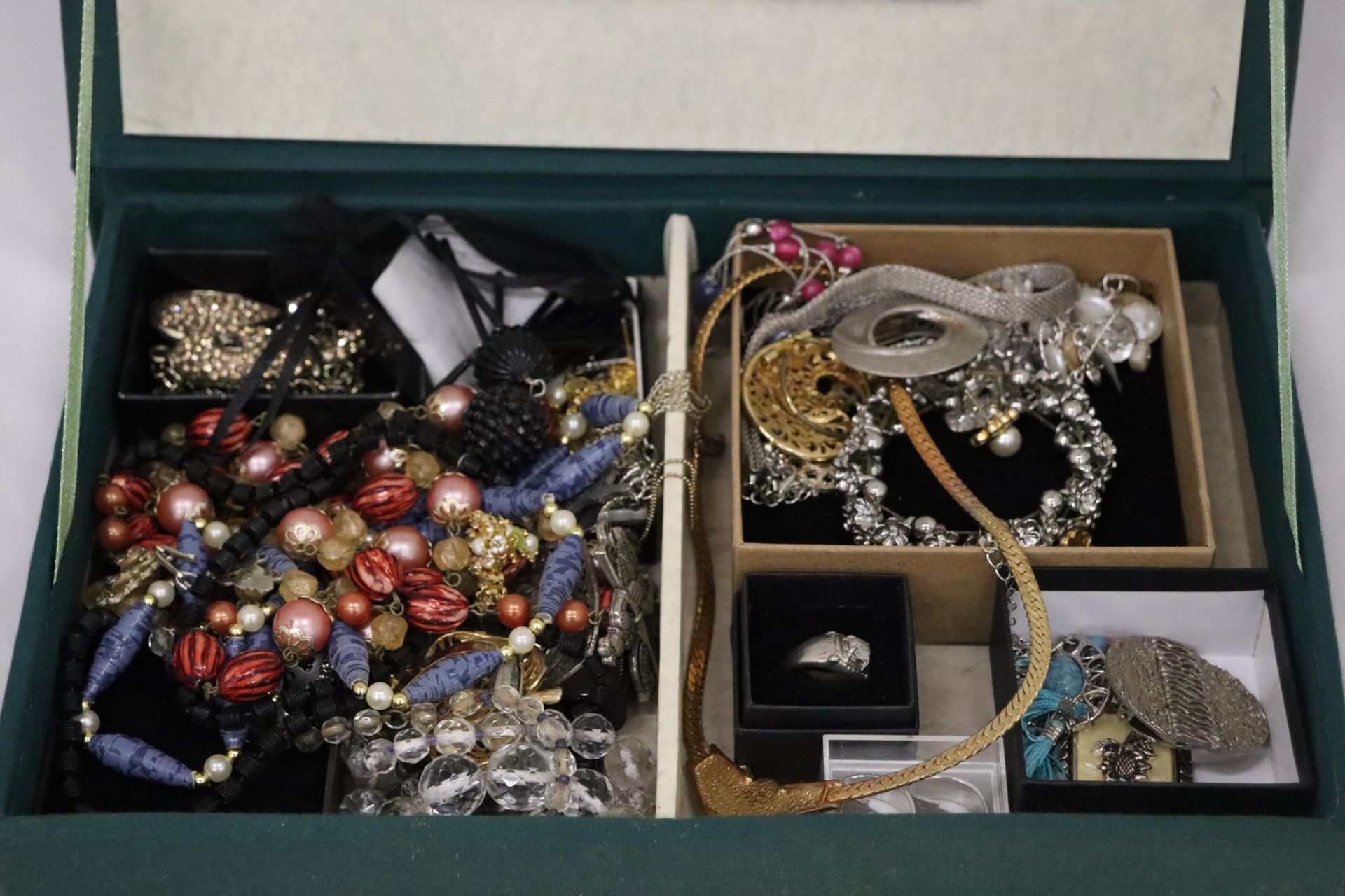 A BOX CONTAINING A QUANTITY OF COSTUME JEWELLERY - Image 2 of 8