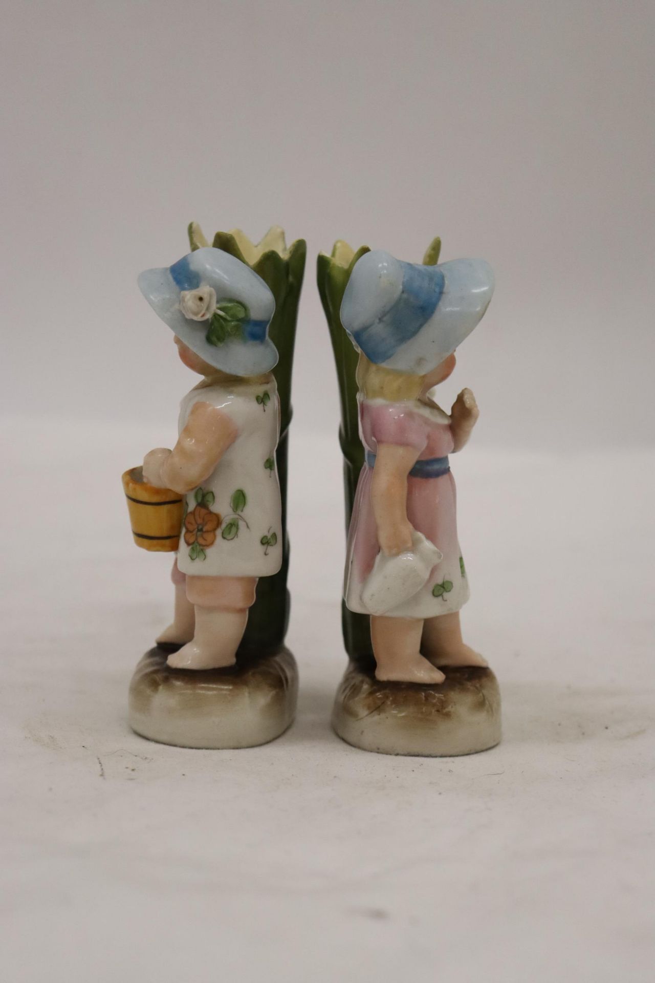 TWO VINTAGE GERMAN FAIRINGS TO INCLUDE A GIRL WITH JUG VASE AND A GIRL WITH BASKET VASE GOOD COLOURS - Bild 6 aus 8