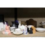 A MIXED LOT TO INCLUDE VINTAGE PINK NATWEST PIGGY BANK, WEDGWOOD TEAPOT, VICTORIA WARE TRINKET BOX