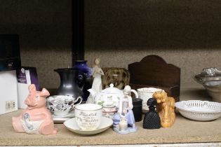 A MIXED LOT TO INCLUDE VINTAGE PINK NATWEST PIGGY BANK, WEDGWOOD TEAPOT, VICTORIA WARE TRINKET BOX