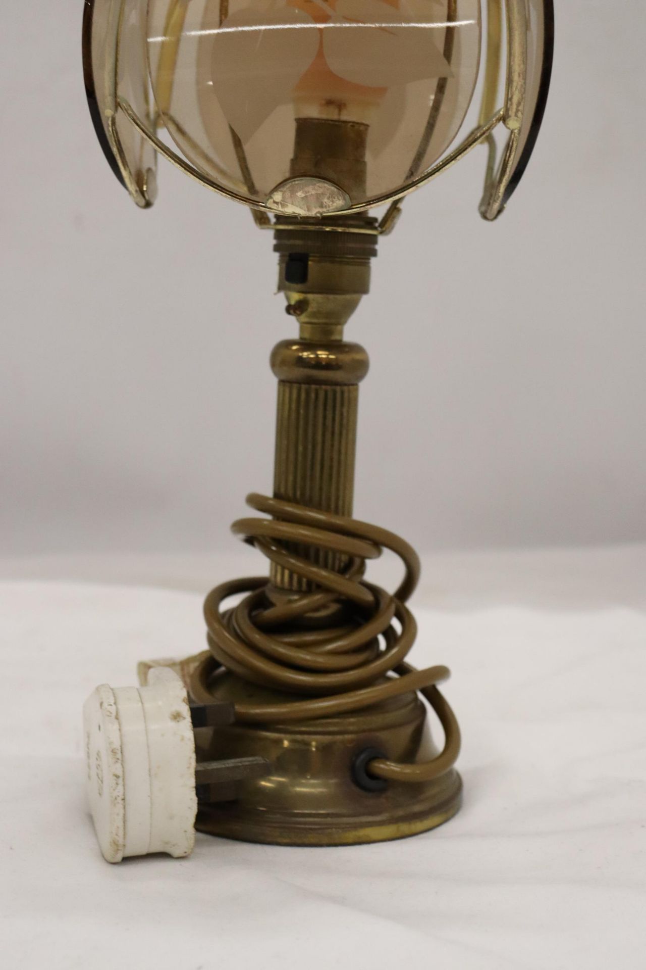 A VINTAGE FOUR PANEL SHADED BRASS LAMP (WORKING AT TIME OF CATALOGING) NO WARRANTIES GIVEN - Bild 7 aus 7