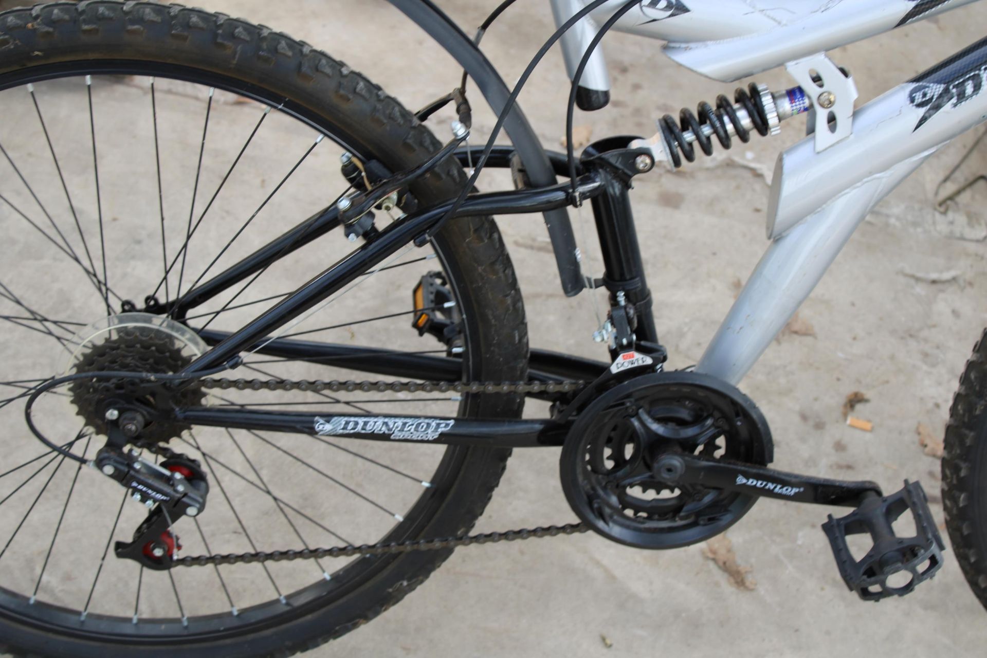 A DUNLOP SPECIAL EDITION MOUNTAIN BIKE WITH FRONT AND REAR SUSPENSION AND 18 SPEED GEAR SYSTEM - Bild 3 aus 4