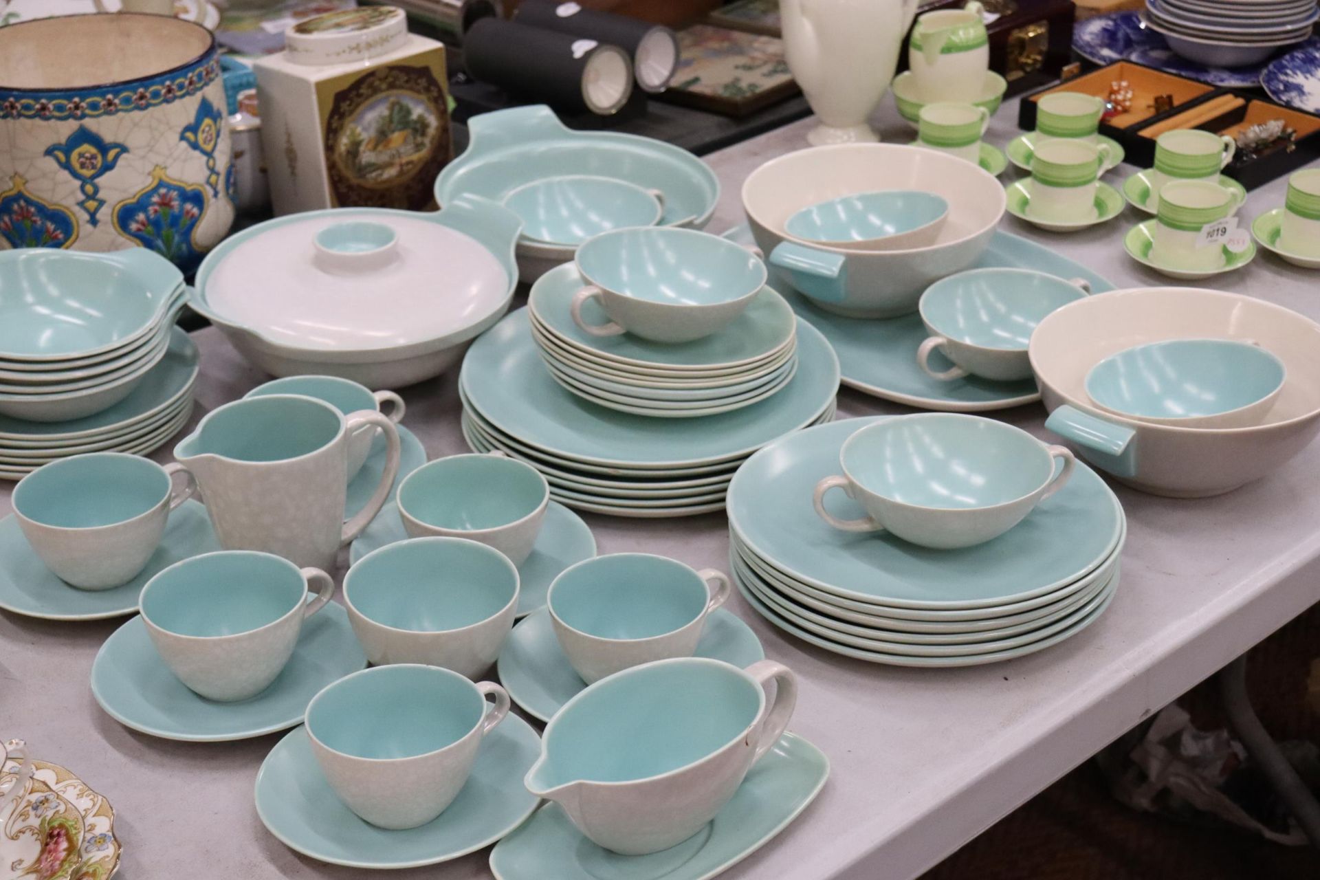 A POOLE POTTERY DINNER SERVICE TO INCLUDE SERVING DISHES, BOWLS, VARIOUS SIZES OF PLATES - Image 3 of 15