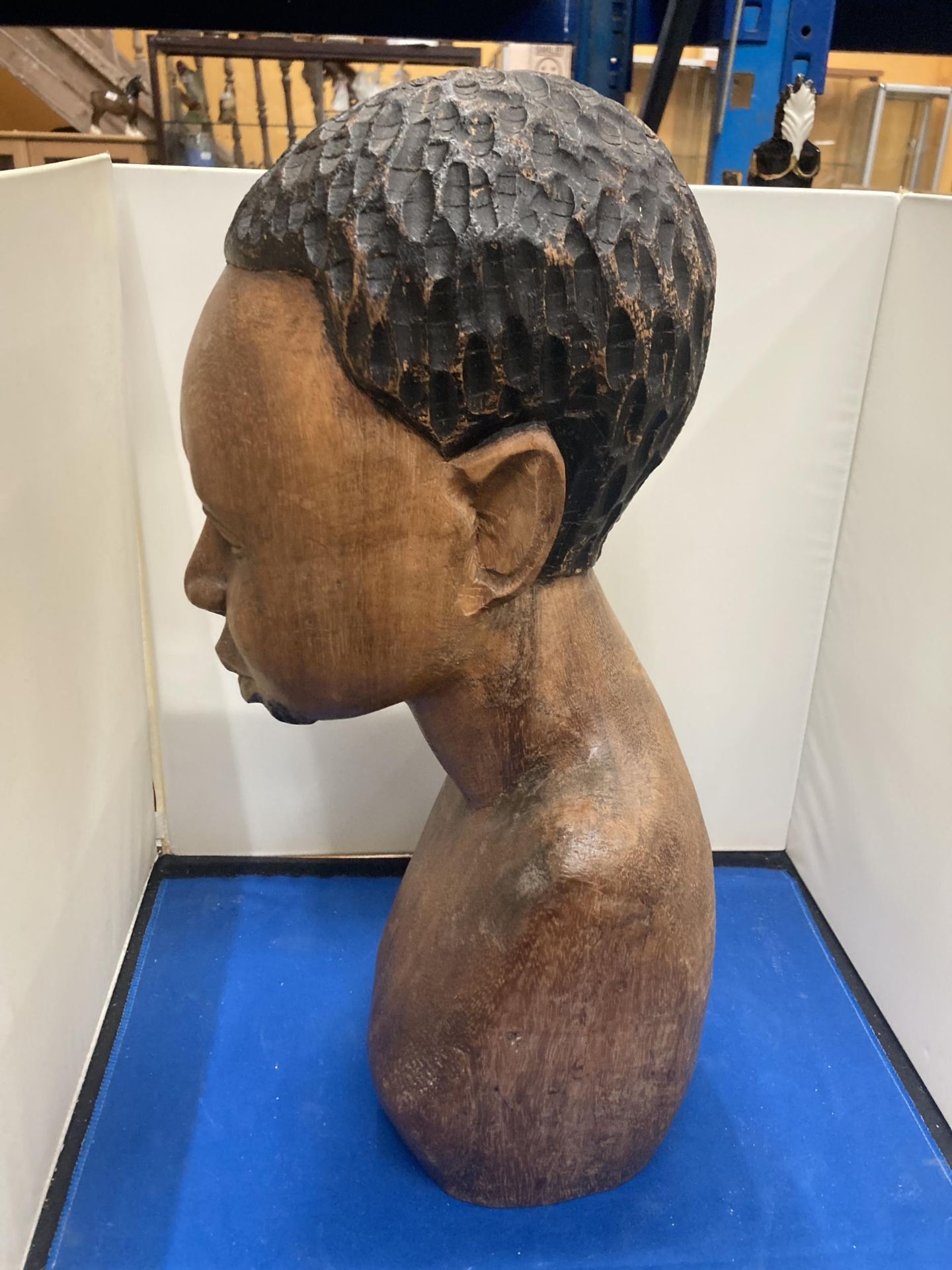 A CARVED TRIBAL BUST HEIGHT APPROX 44CM - Image 2 of 4