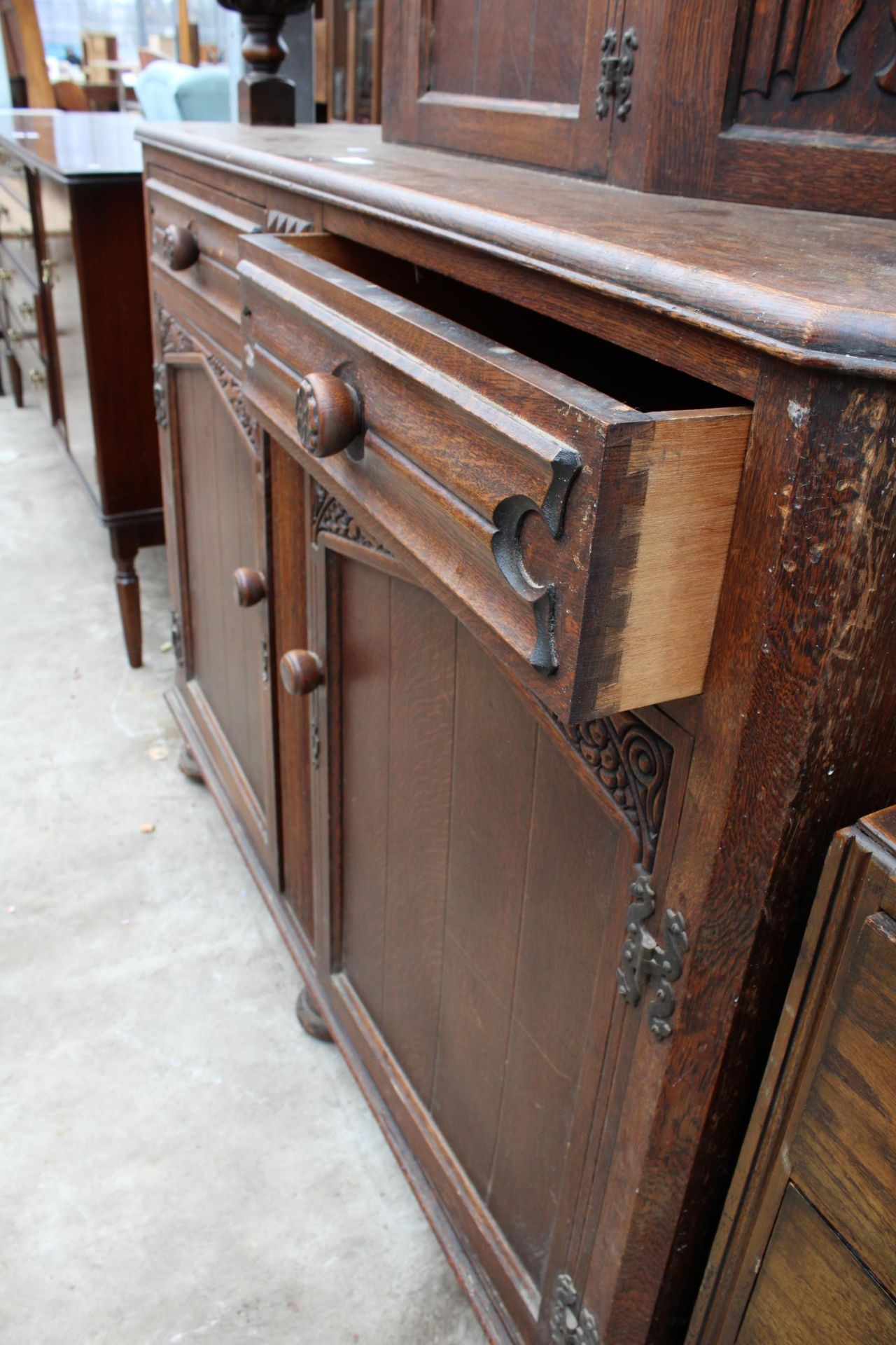 A MID 20TH CENTURY OAK COURT CUPBOARD - Image 4 of 4