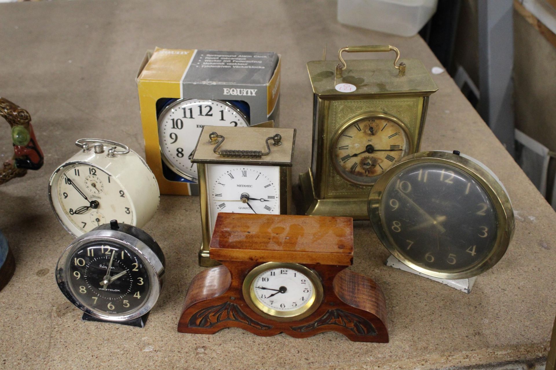 A QUANTITY OF VINTAGE MANTLE AND ALARM CLOCKS - 7 IN TOTAL - Image 2 of 5