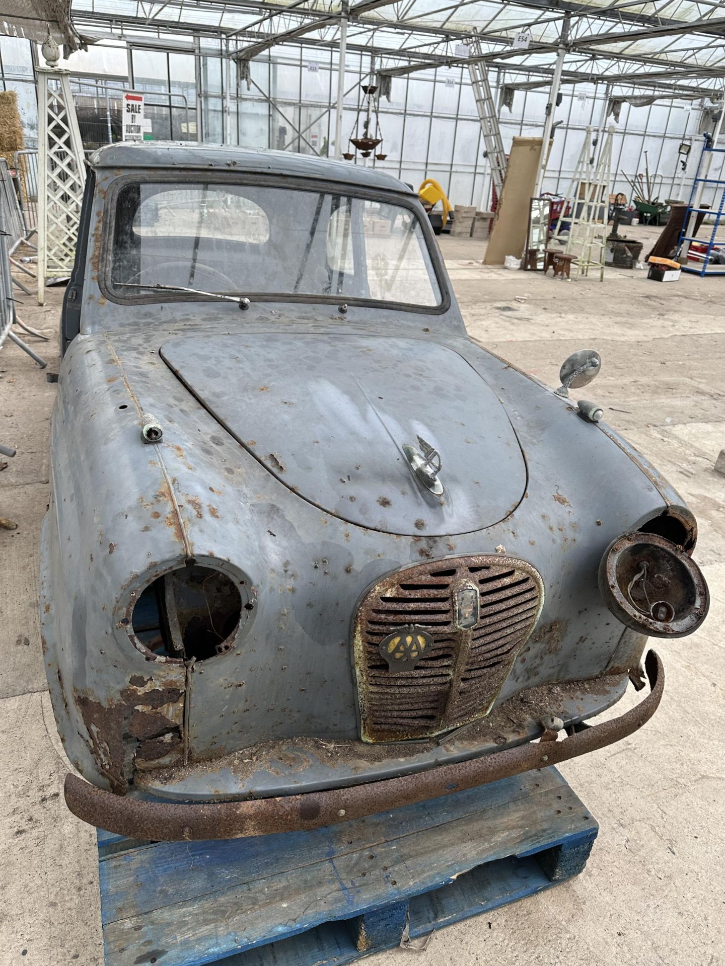 A VINTAGE AUSTIN A30 BARN FIND RESTORATION PROJECT COMPLETE WITH A NUMBER OF SPARE PARTS TO - Bild 3 aus 19