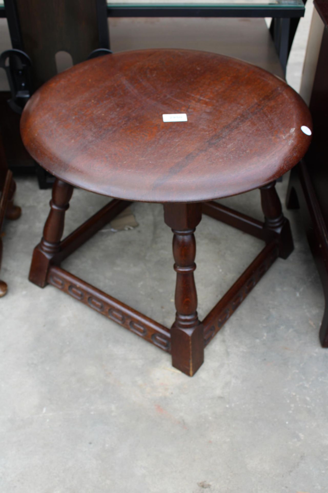 AN OAK OCCASIONAL ON TURNED KICK OUT LEGS 20" DIAMETER