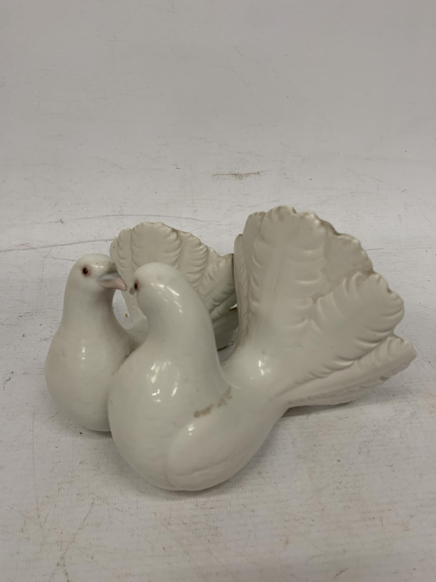 A LADRO COUPLE OF DOVES FIGURE