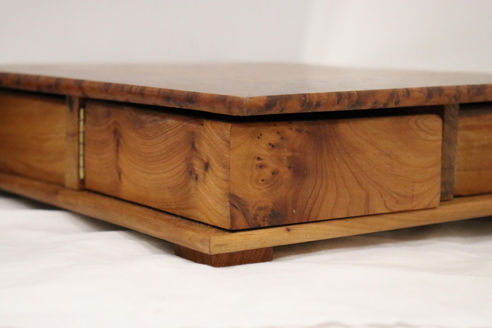 TWO THUYA WOODEN BOXES WITH FOUR COMPARTMENTS - Bild 6 aus 7
