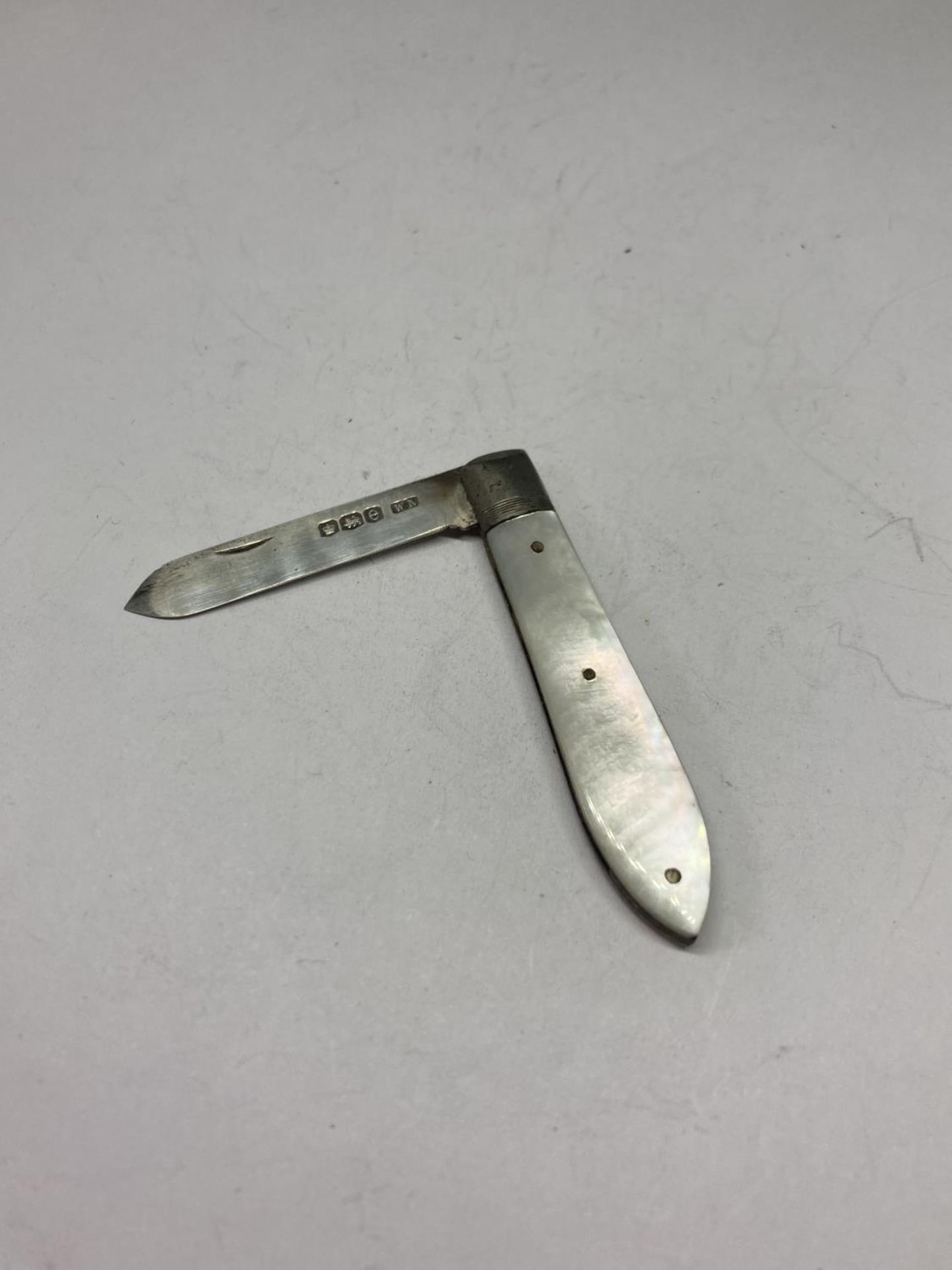 A HALLMARKED SHEFFIELD SILVER FRUIT KNIFE WITH MOTHER OF PEARL HANDLE