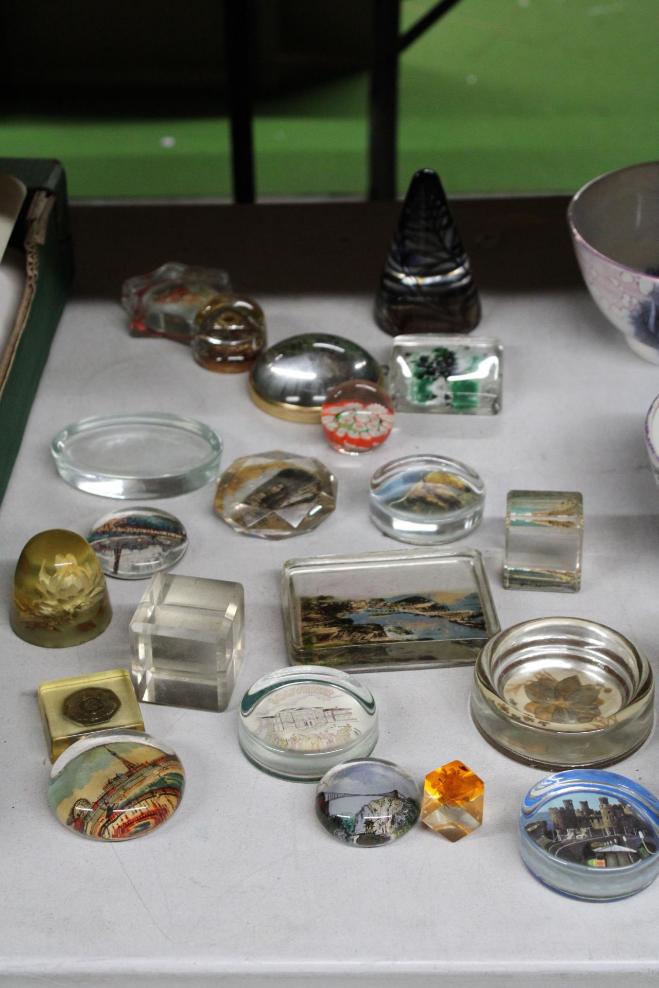 TWENTY ONE COLLECTABLE PAPER WEIGHTS TO INCLUDE BLACKPOOL SCENES ETC