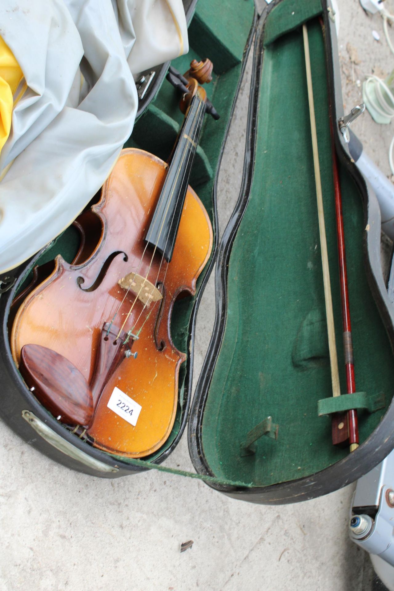 A VINTAGE CASED VIOLIN COMPLETE WITH BOW - Bild 2 aus 4