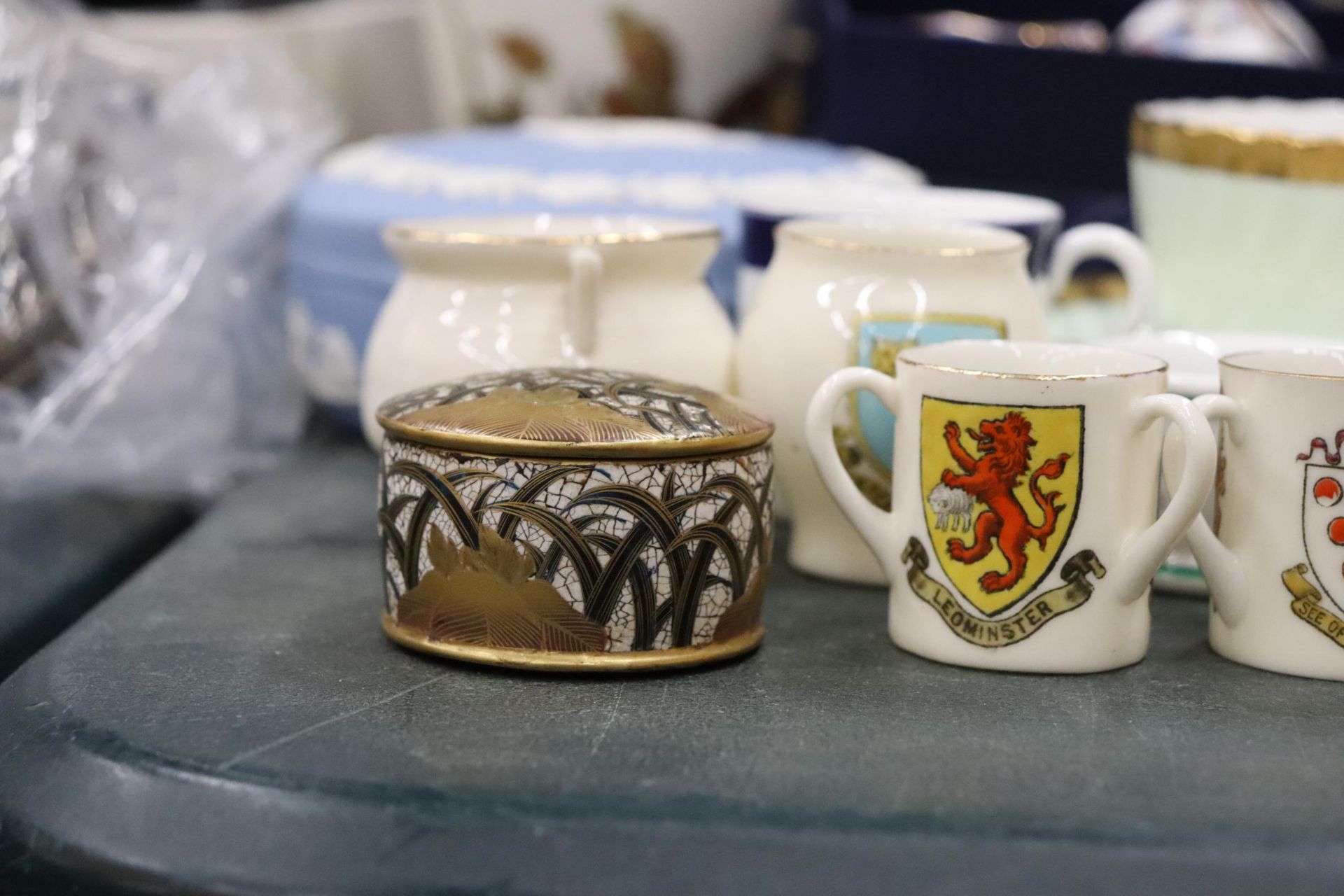 A QUANTITY OF CERAMICS TO INCLUDE A BOXED MINIATURE LEONARDO TEASET, A SMALL ORIENTAL VASE WITH BIRD - Image 4 of 13
