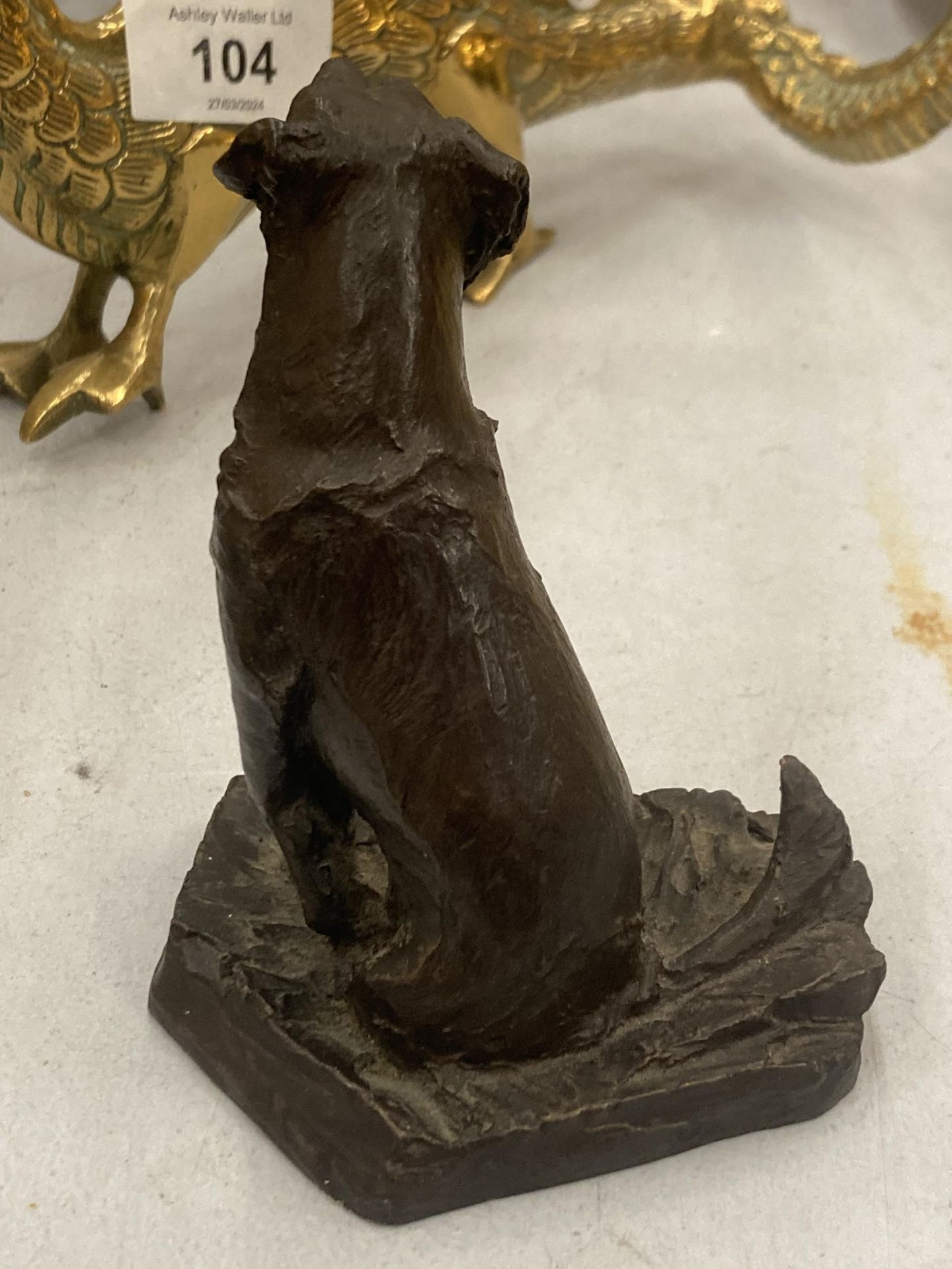 A STONE FIGURE OF A DOG WITH A BRONZED FINISH, HEIGHT 10CM - Image 3 of 4