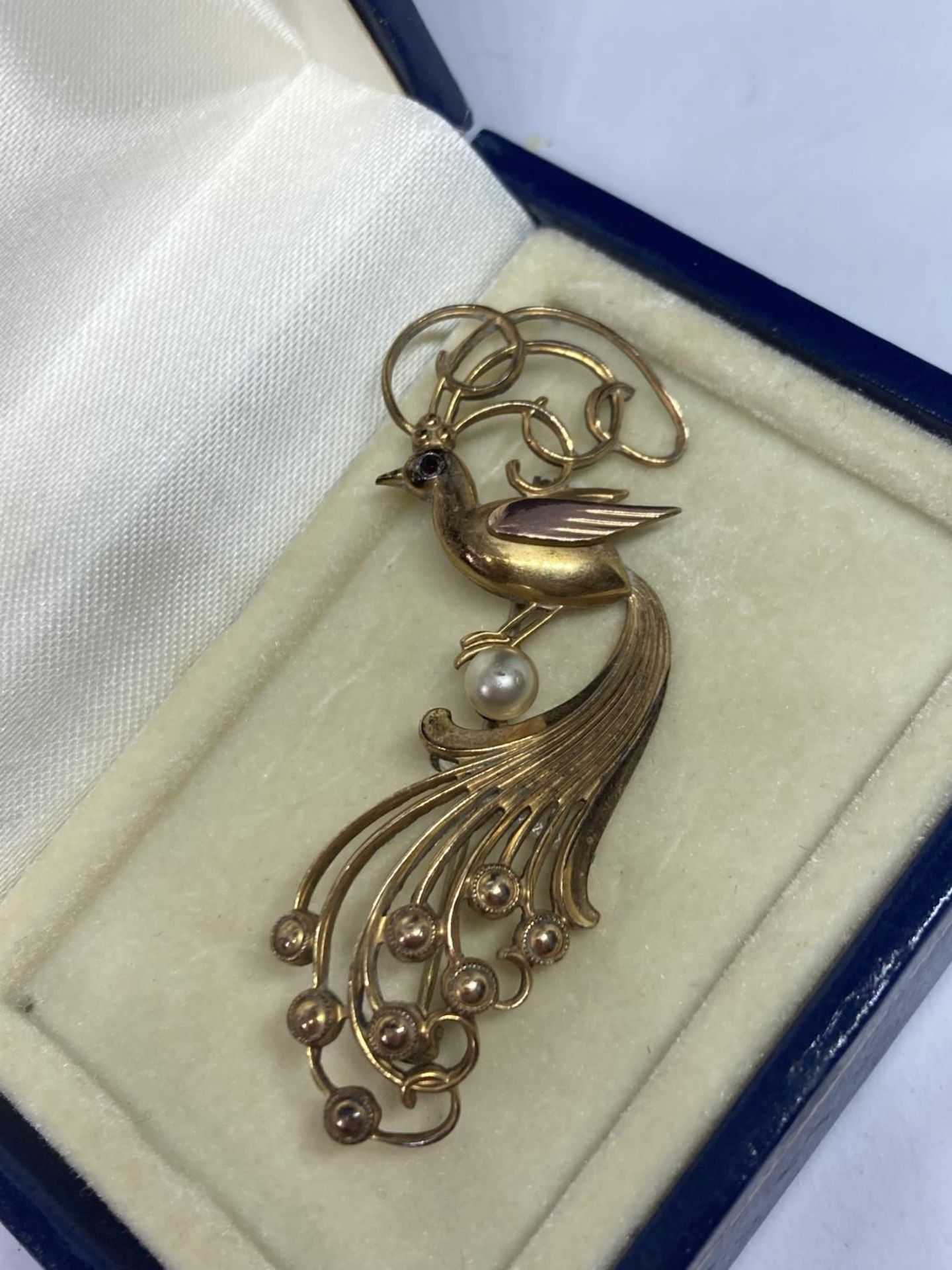 A GOLD PLATED BIRD BROOCH IN A PRESENTATION BOX - Bild 2 aus 3