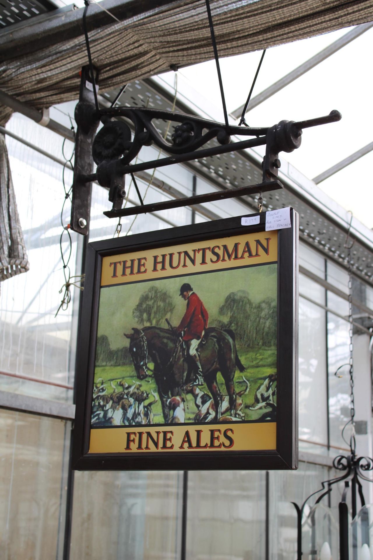 A DOUBLE SIDED WOODEN 'THE HUNTSMAN' PUB SIGN WITH CAST IRON WALL MOUNTING BRACKET - Image 3 of 6